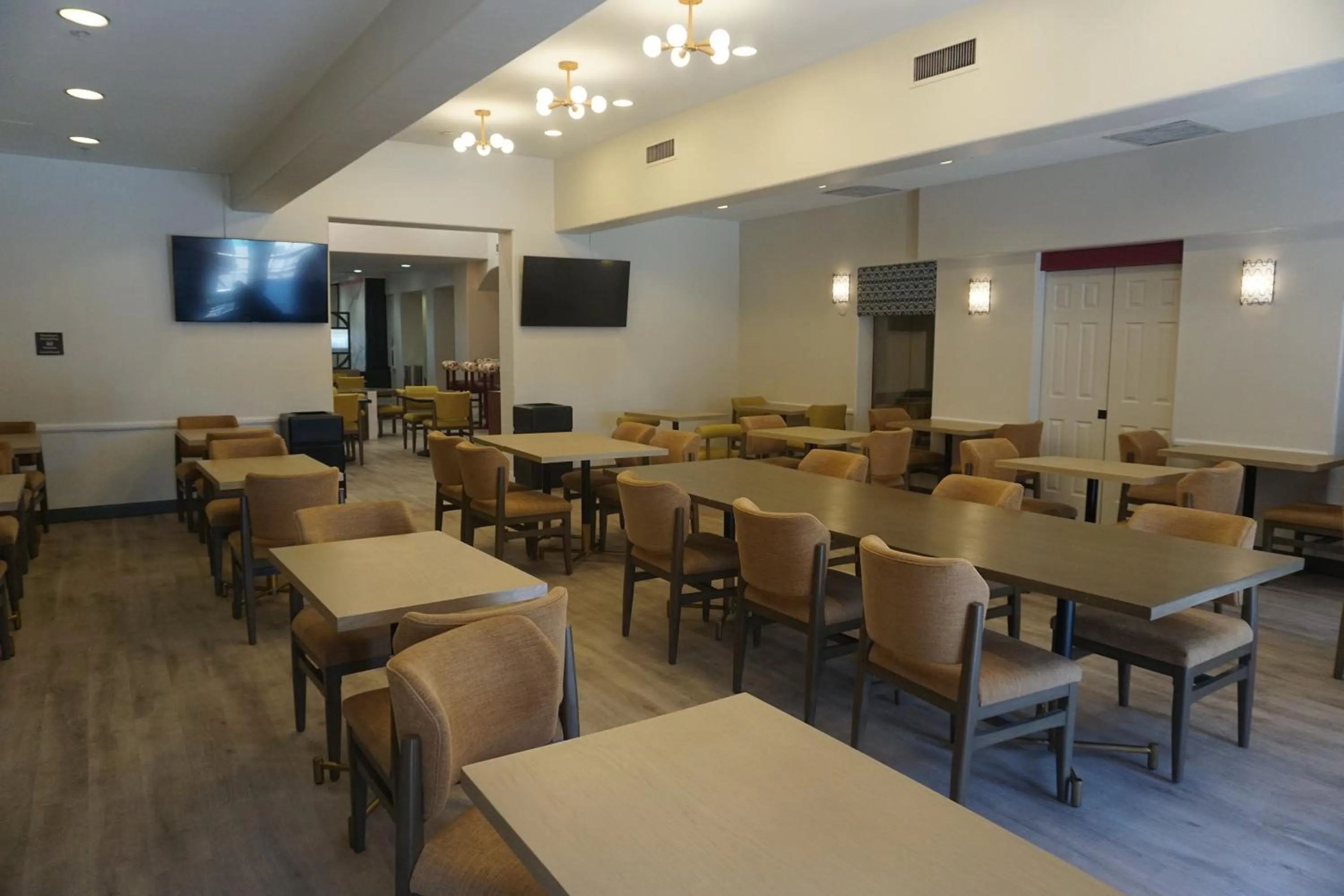 Communal lounge/ TV room in Hampton Inn Tropicana