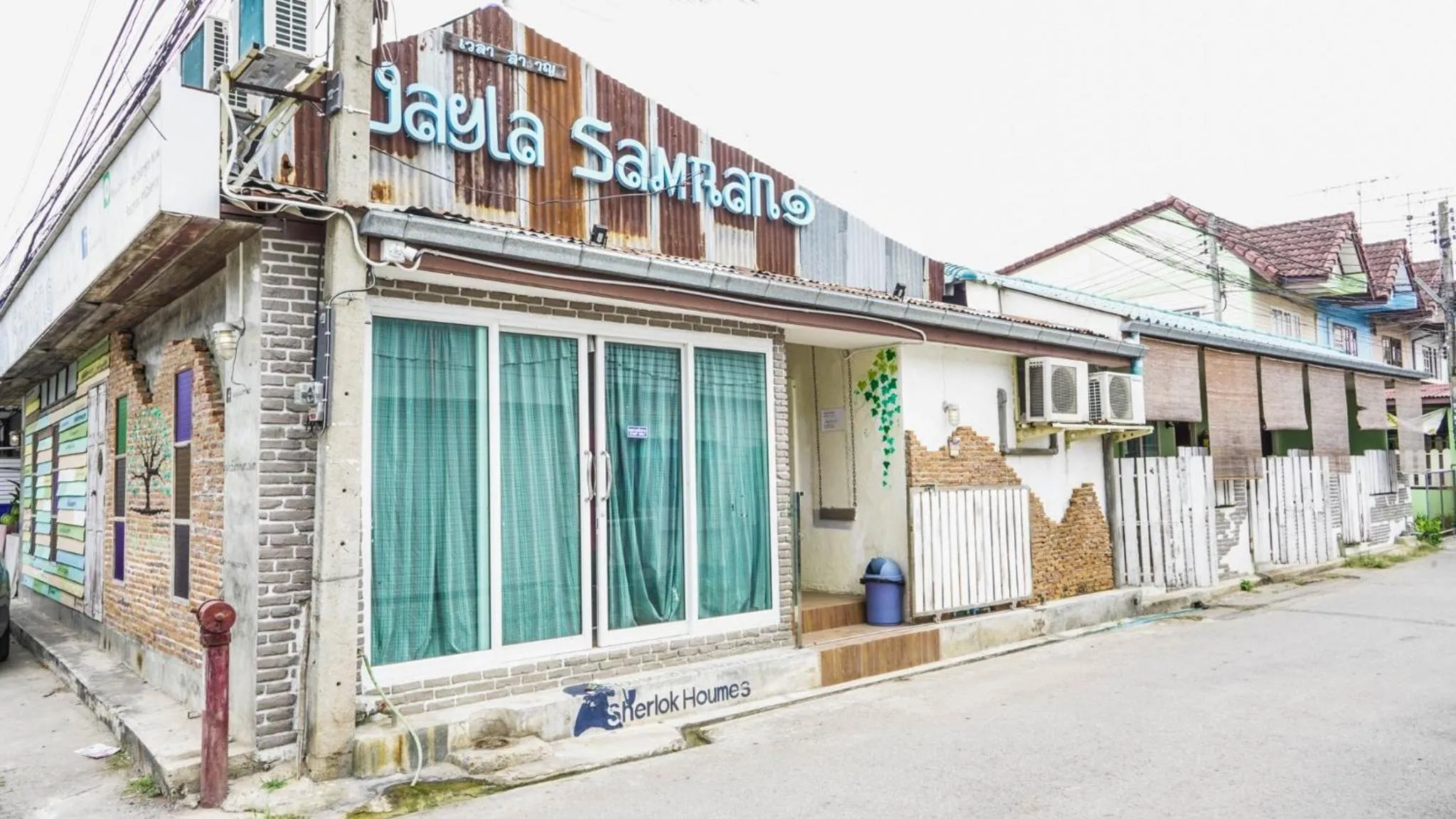 Property building in RoomQuest Amphawa Vaylasamran