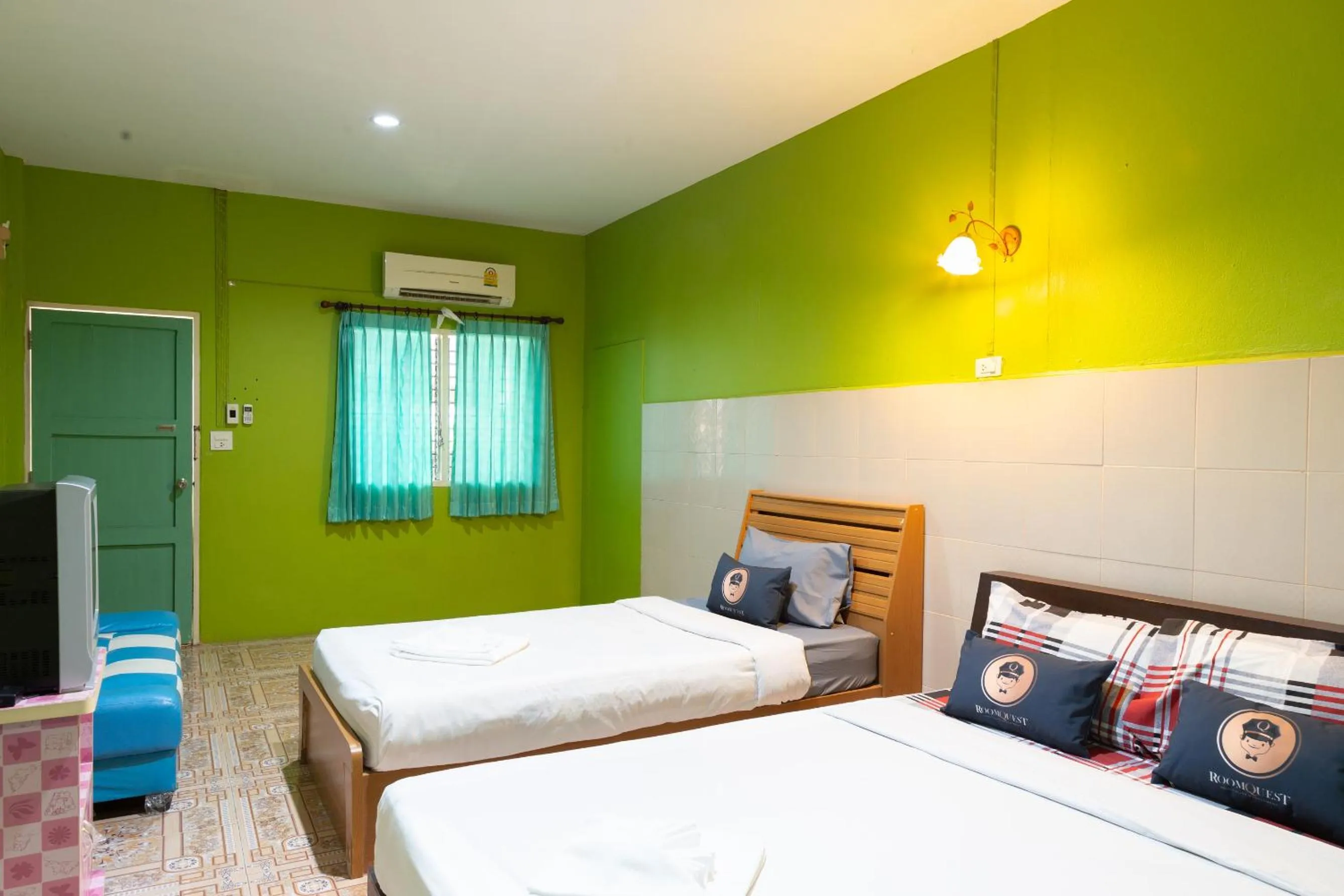 Bed in RoomQuest Amphawa Vaylasamran