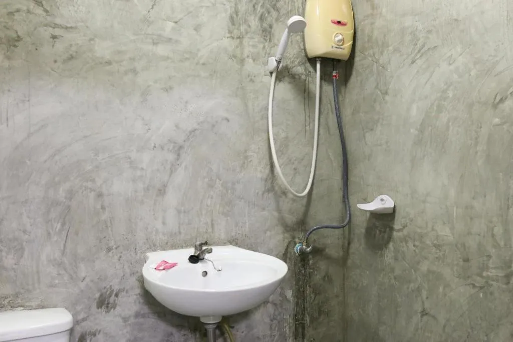 Bathroom in RoomQuest Amphawa Vaylasamran