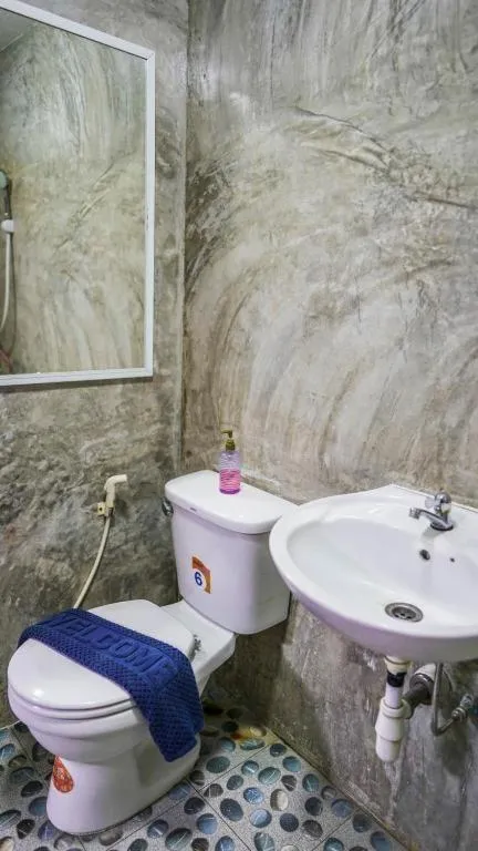 Bathroom in RoomQuest Amphawa Vaylasamran