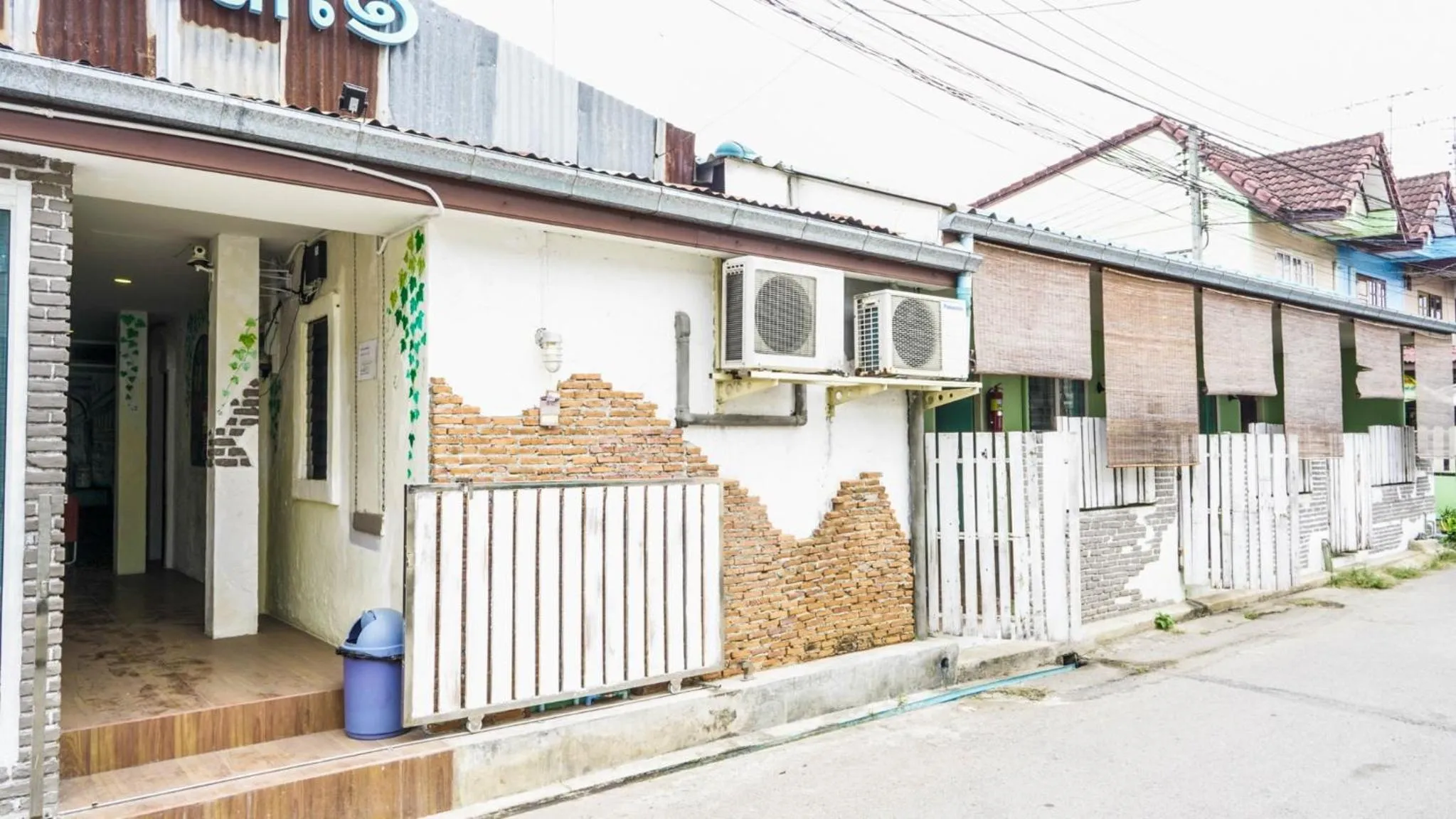 Property building in RoomQuest Amphawa Vaylasamran