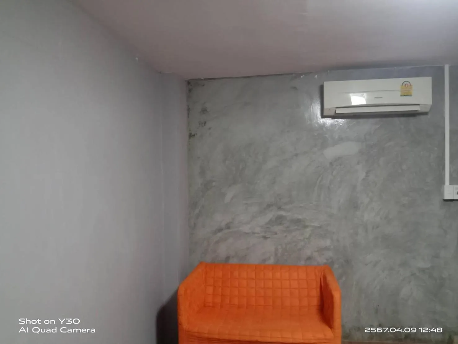 Photo of the whole room in RoomQuest Amphawa Vaylasamran