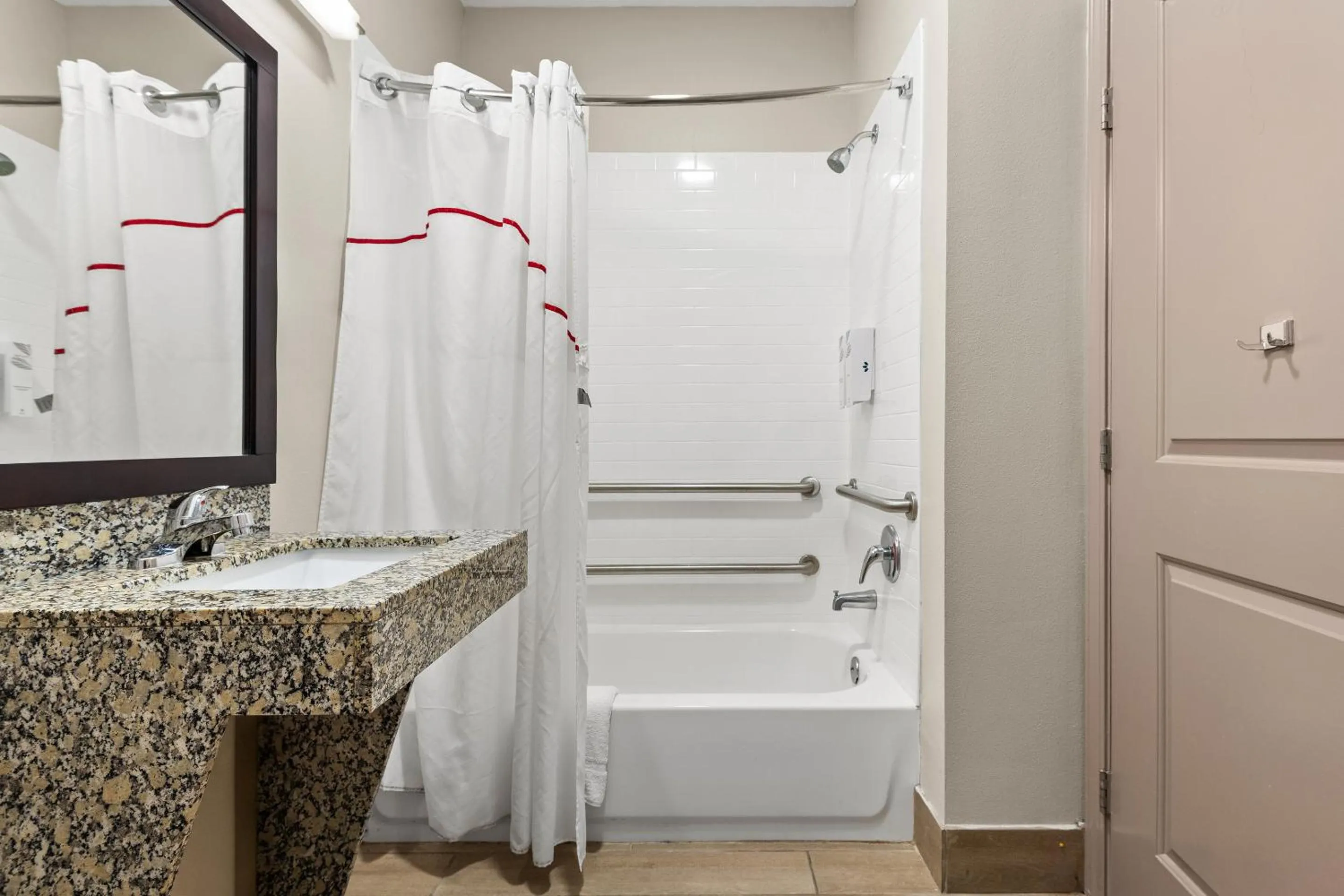 Bathroom in Red Roof Inn Baton Rouge