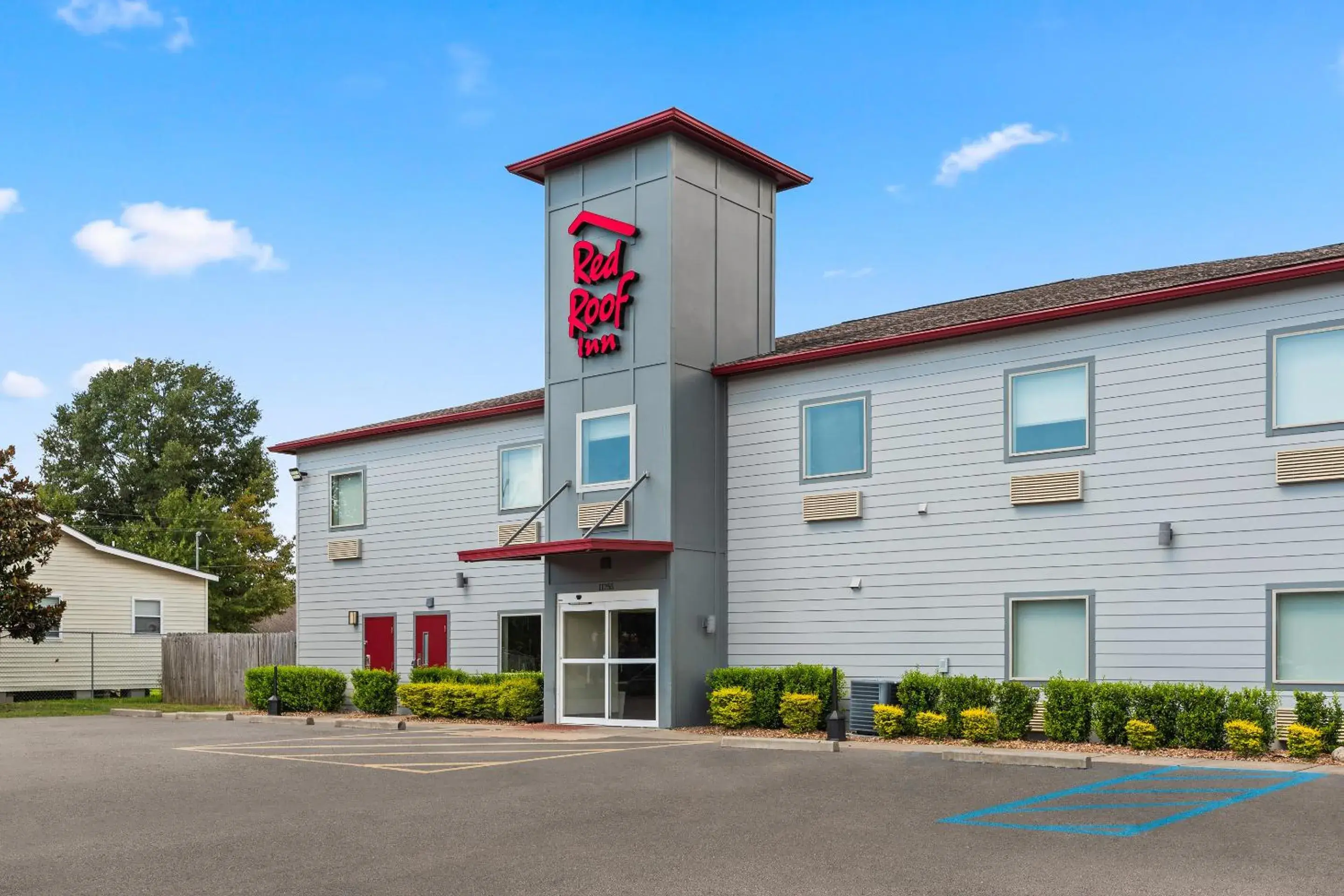 Property building in Red Roof Inn Baton Rouge Property building in Red Roof Inn Baton Rouge