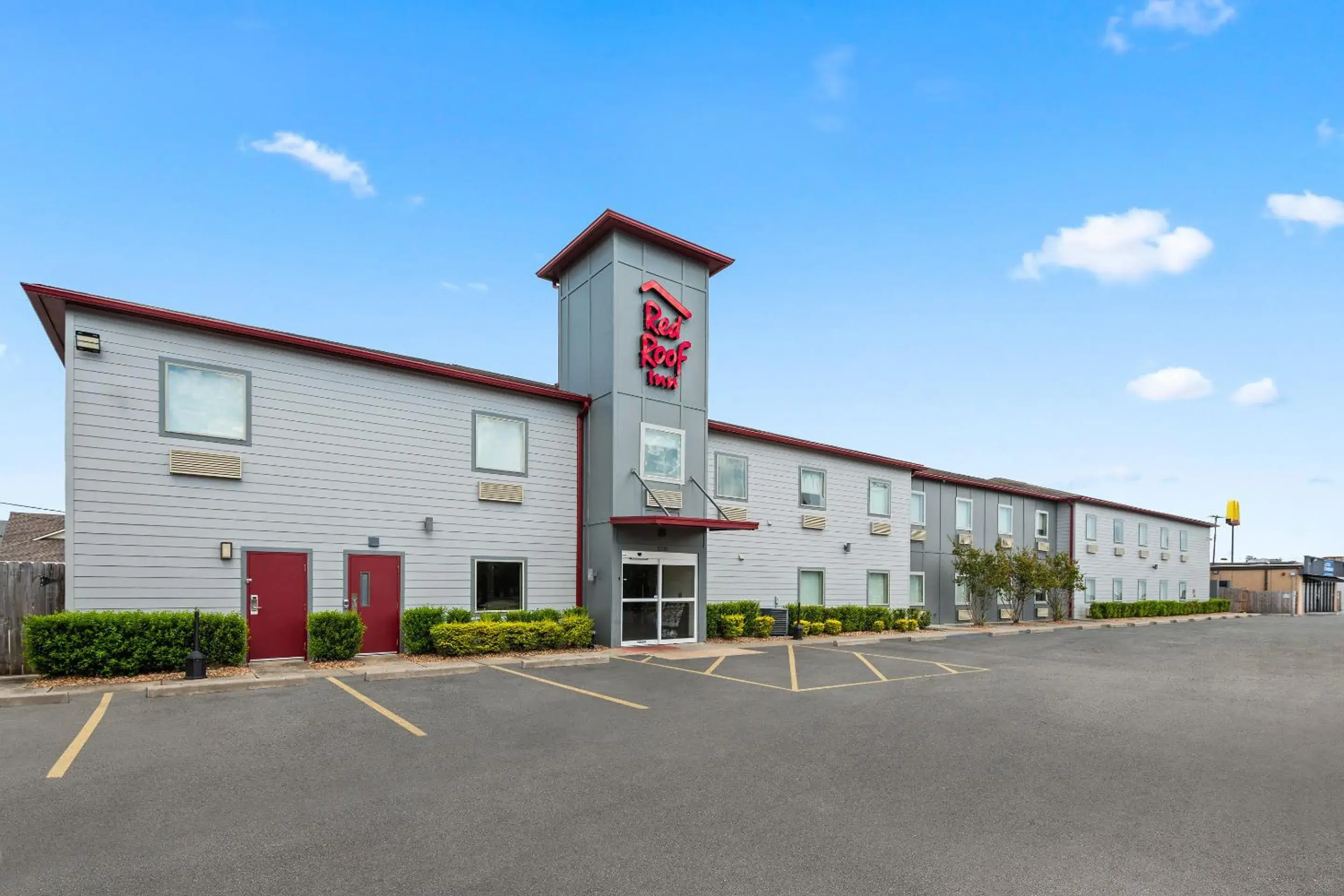 Property building in Red Roof Inn Baton Rouge Property building in Red Roof Inn Baton Rouge