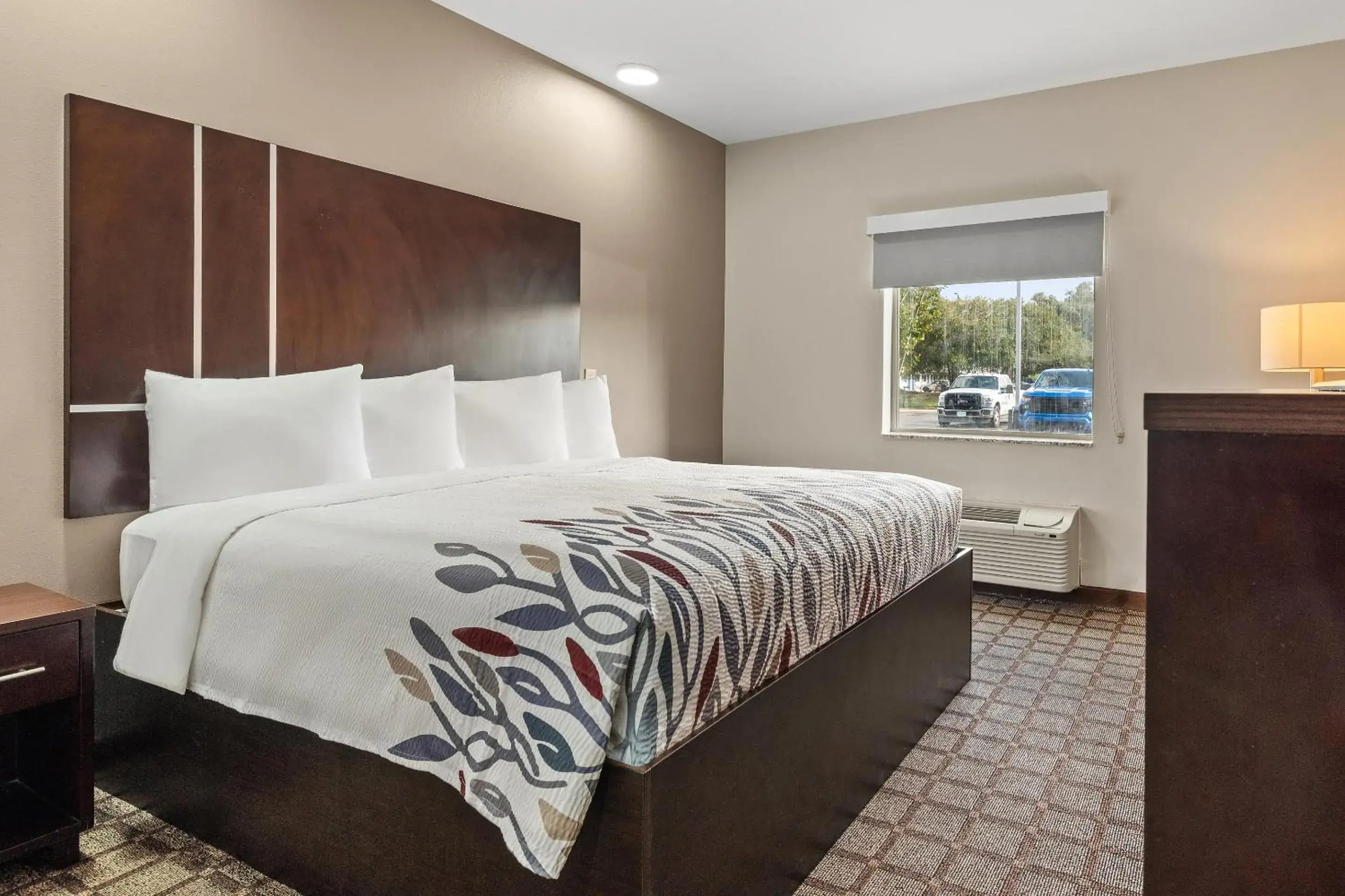 Superior King Room Non-Smoking in Red Roof Inn Baton Rouge Superior King Room Non-Smoking in Red Roof Inn Baton Rouge