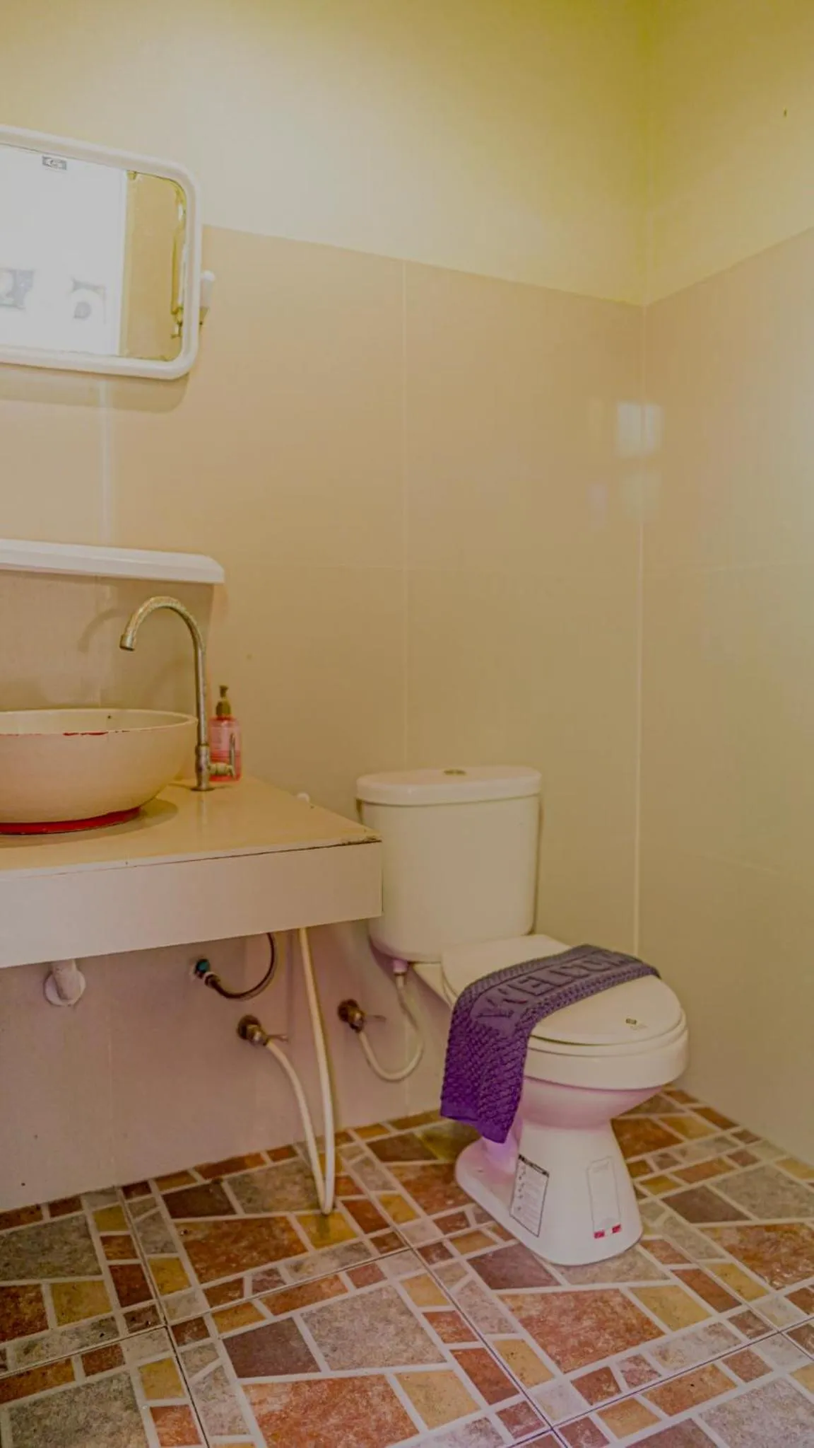 Bathroom in RoomQuest Amphawa Floating Market