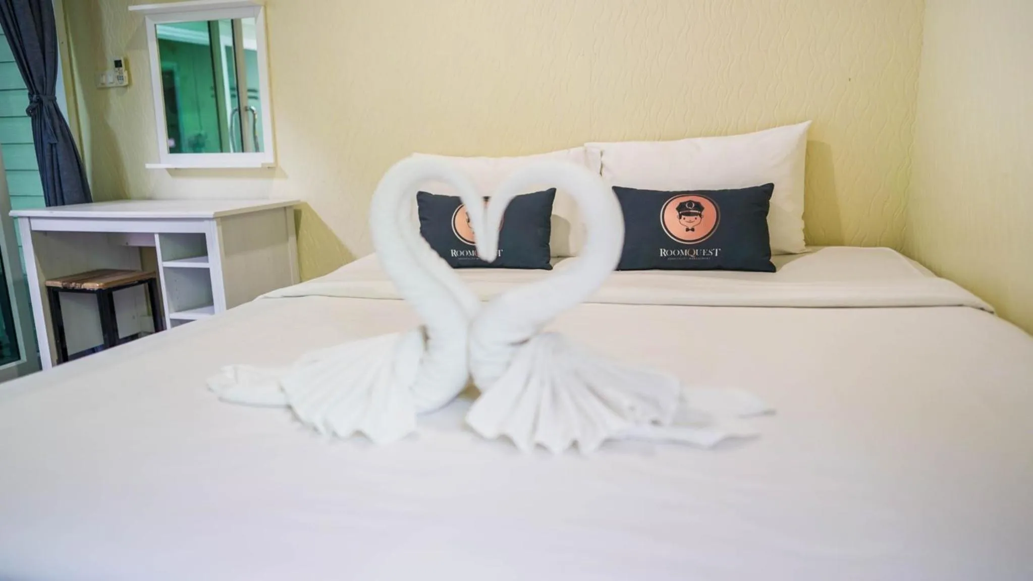 Bed in RoomQuest Amphawa Floating Market