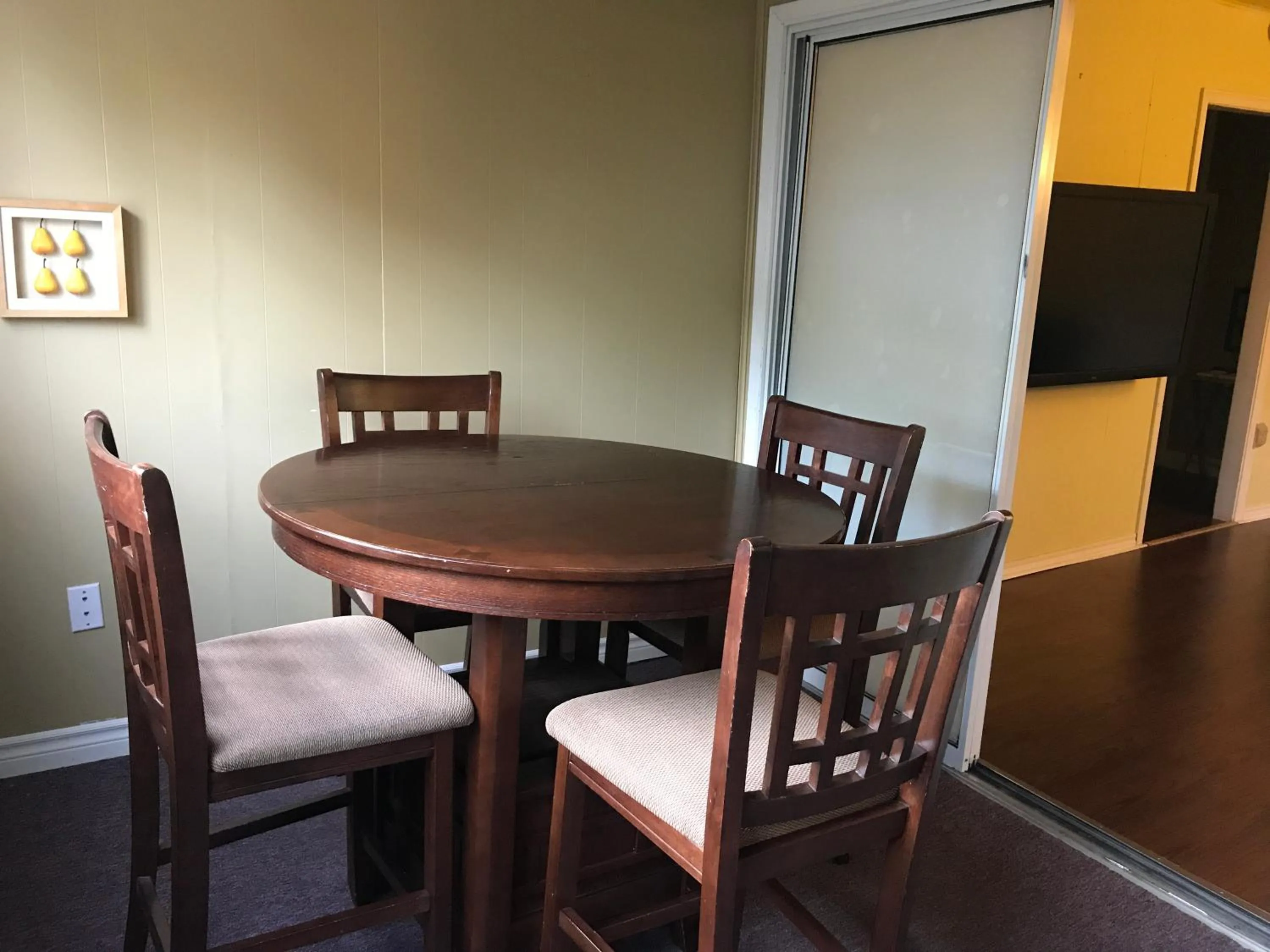 Dining area in Greenside Motel