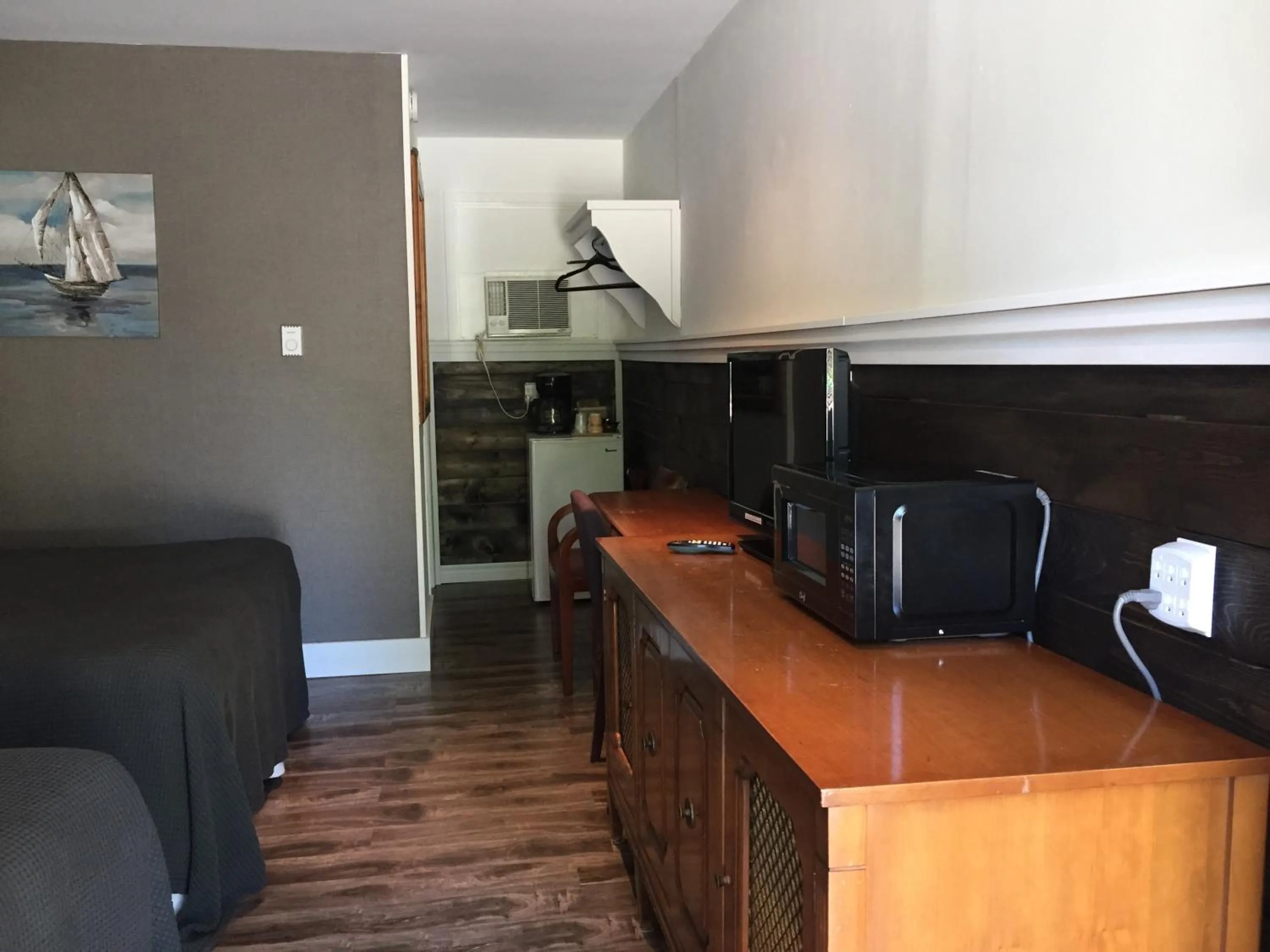 Standard Queen Room with Two Queen Beds in Greenside Motel