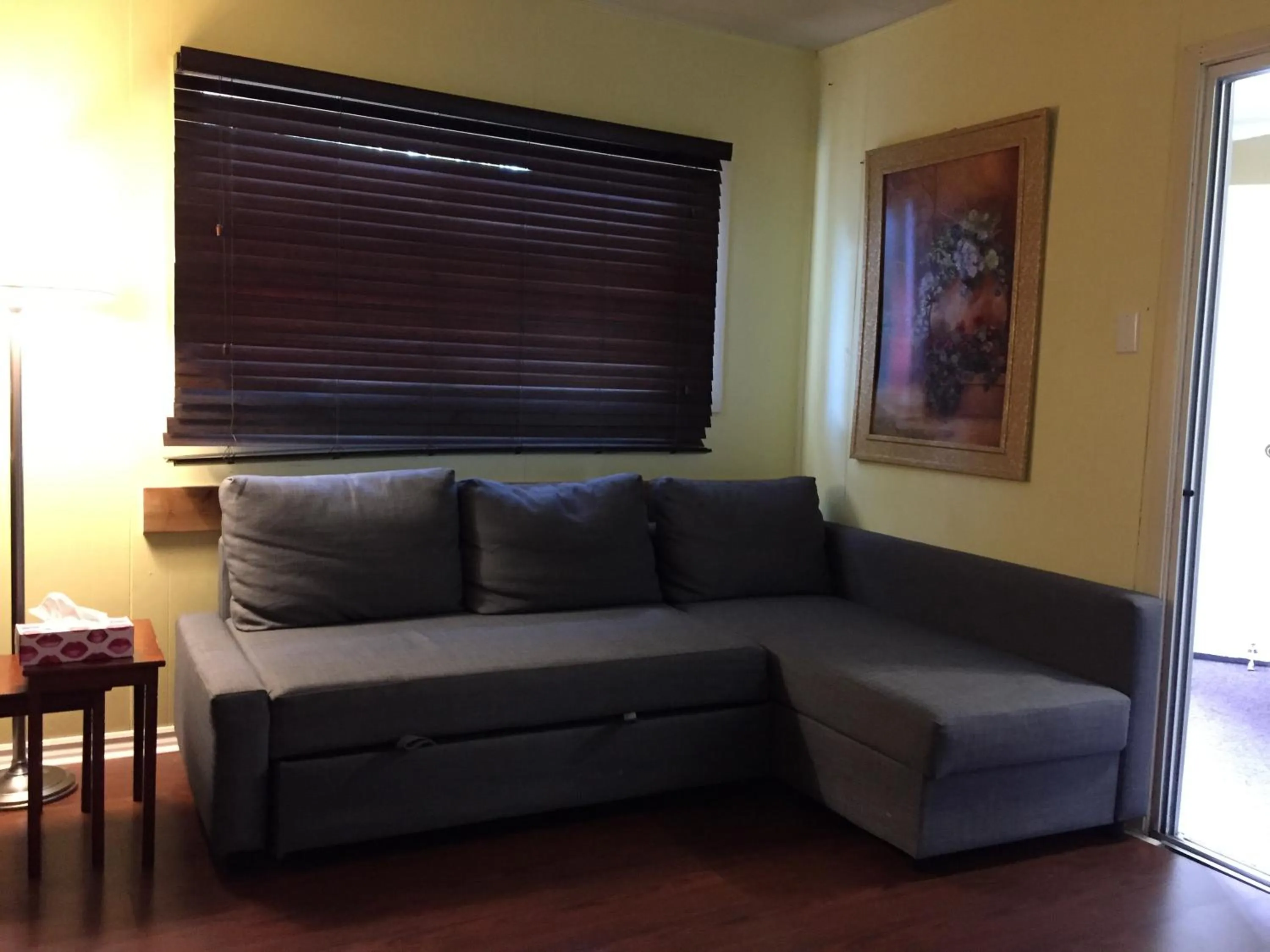 Living room in Greenside Motel