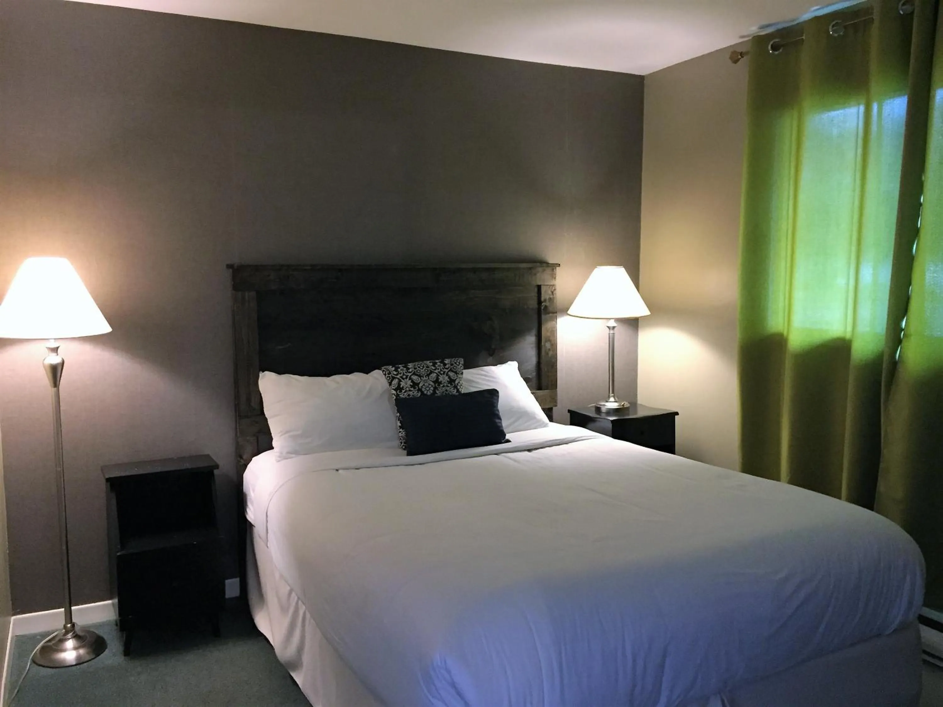 Bedroom, Bed in Greenside Motel