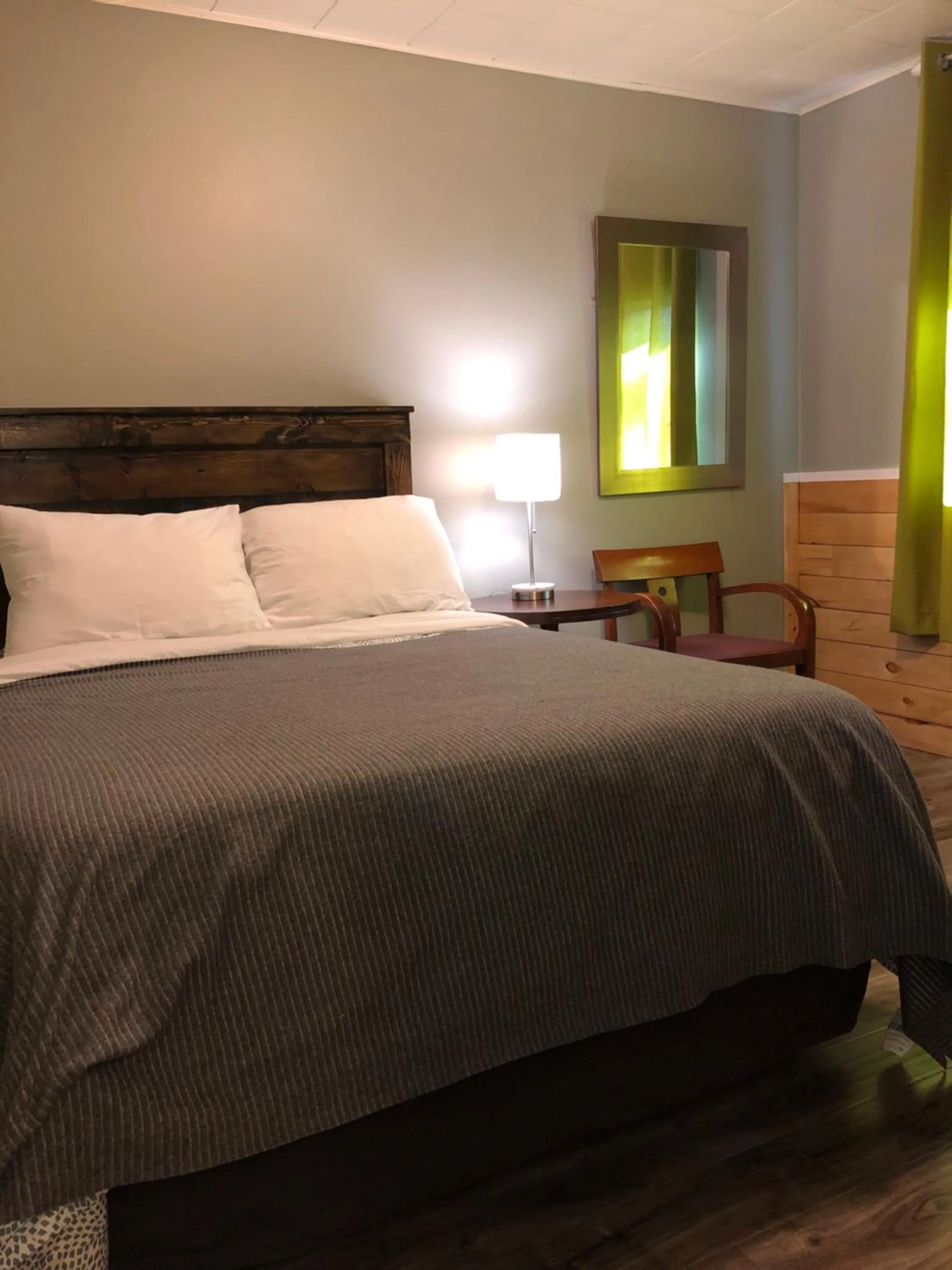 Bedroom, Bed in Greenside Motel