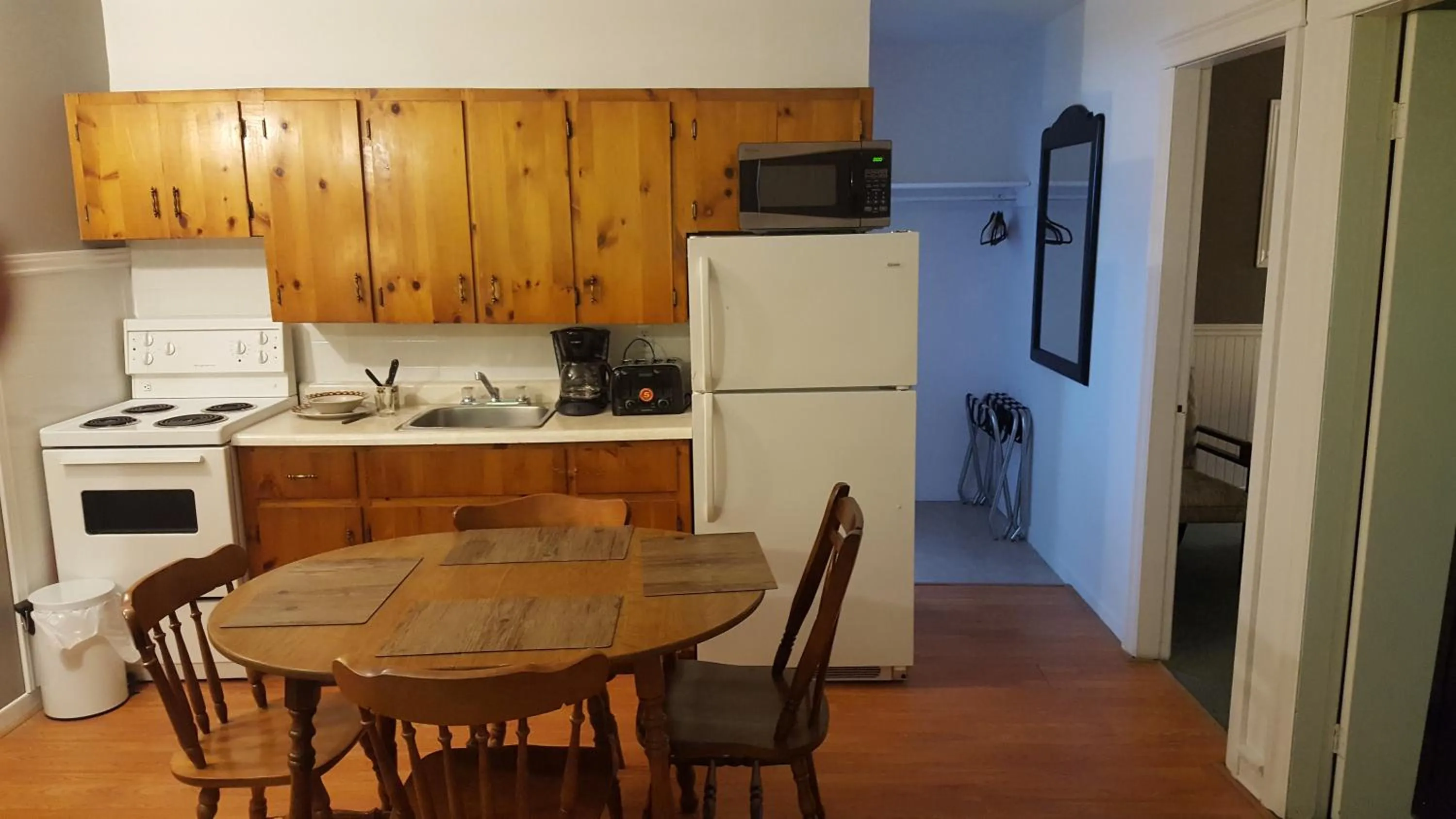 Kitchen or kitchenette in Greenside Motel