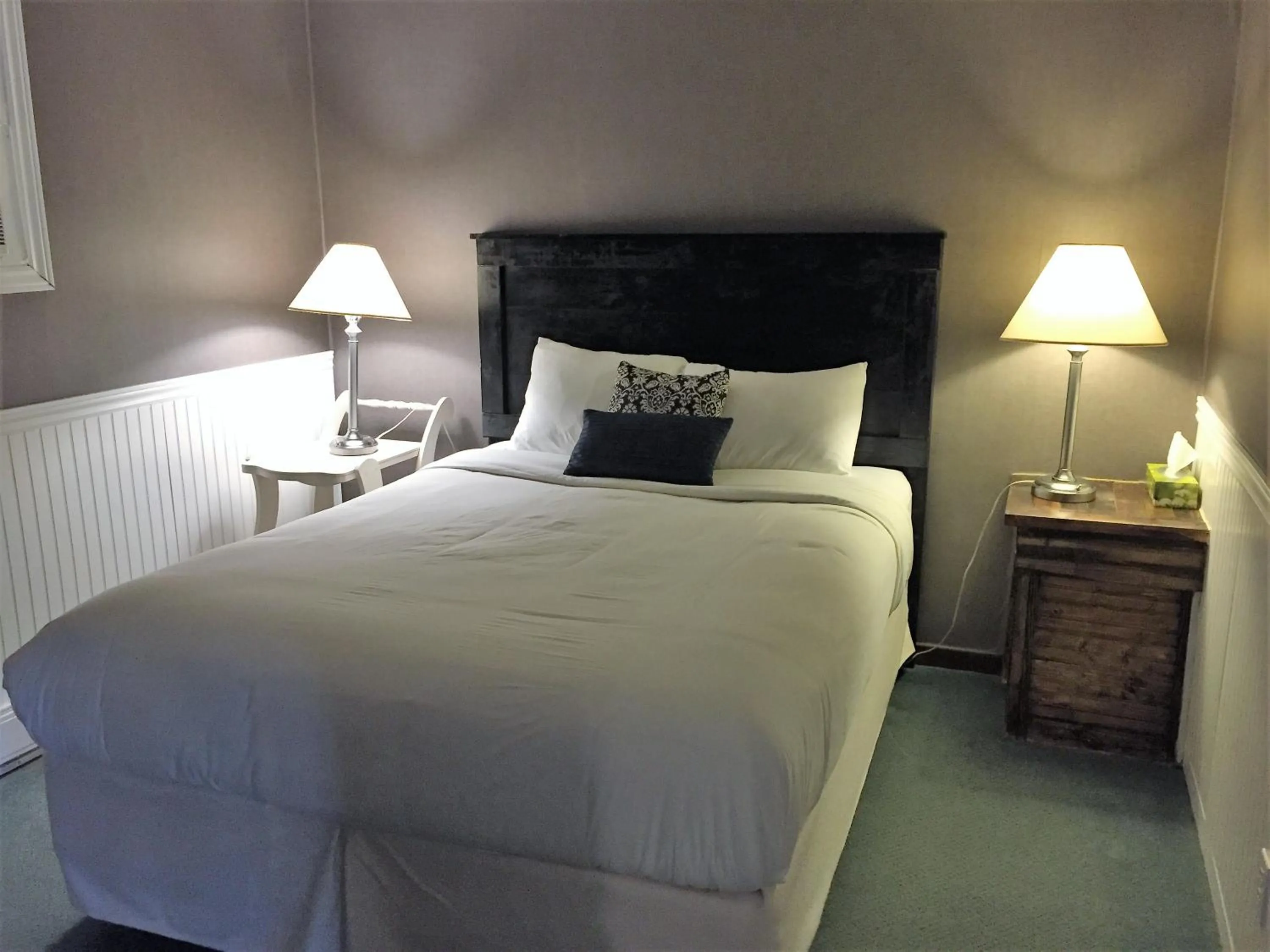 Bedroom, Bed in Greenside Motel