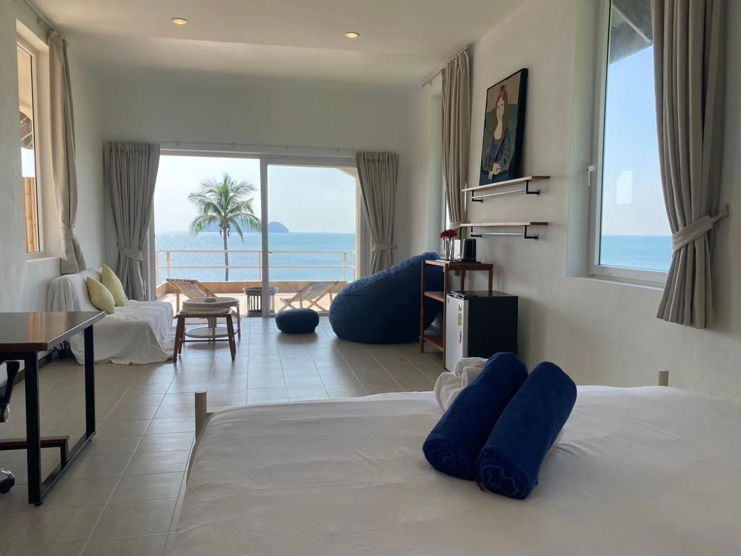 Bed in Baan Jai Dee Beach Front Hotel