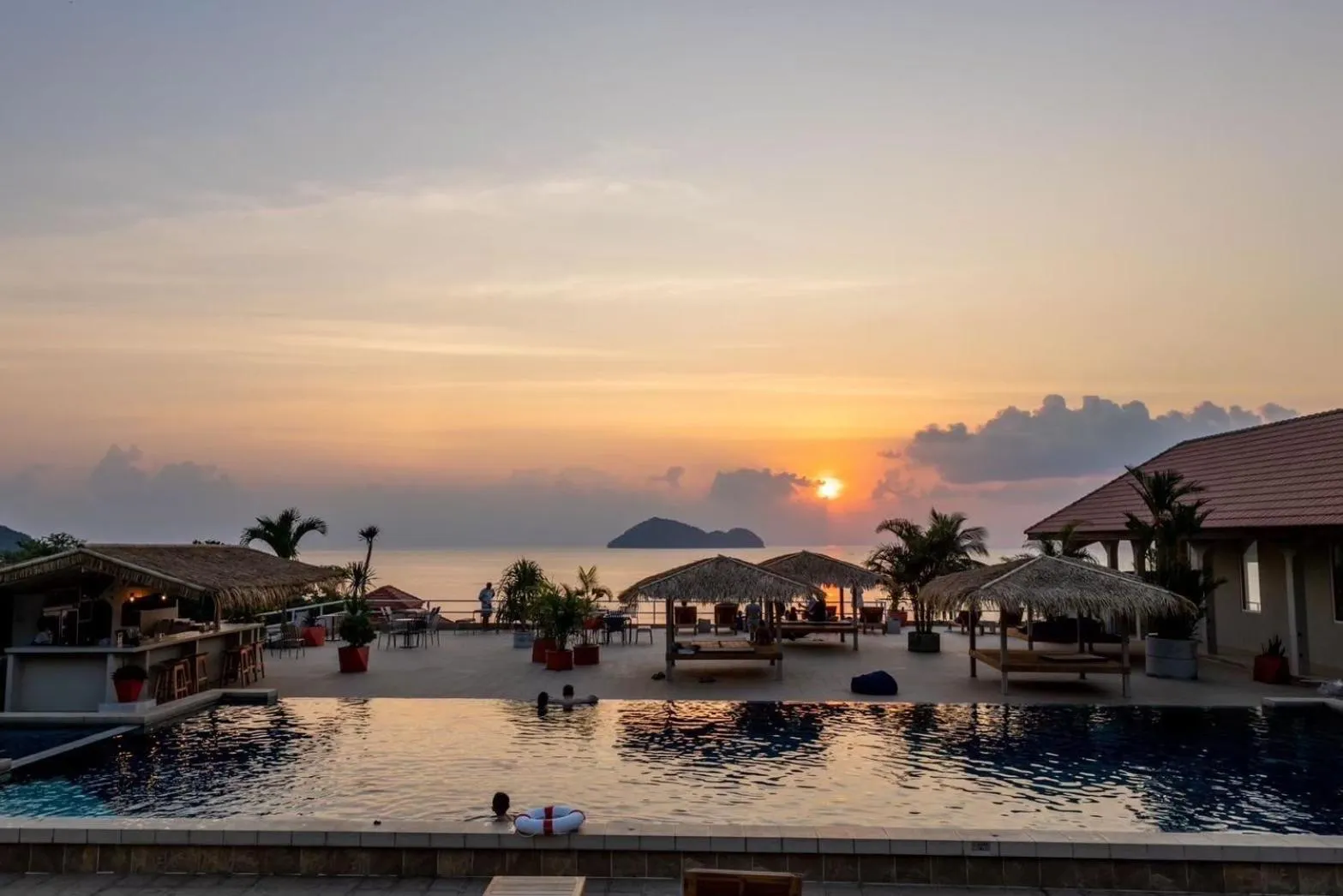 Swimming pool in Baan Jai Dee Beach Front Hotel