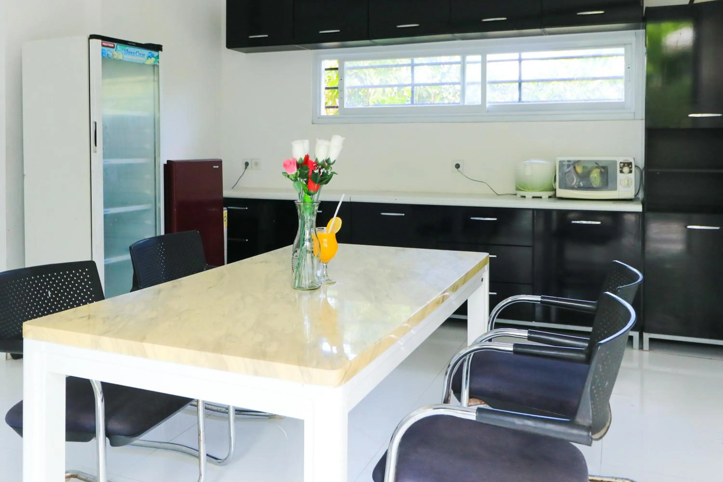 Dining area in Margarita Surf Hostel Canggu