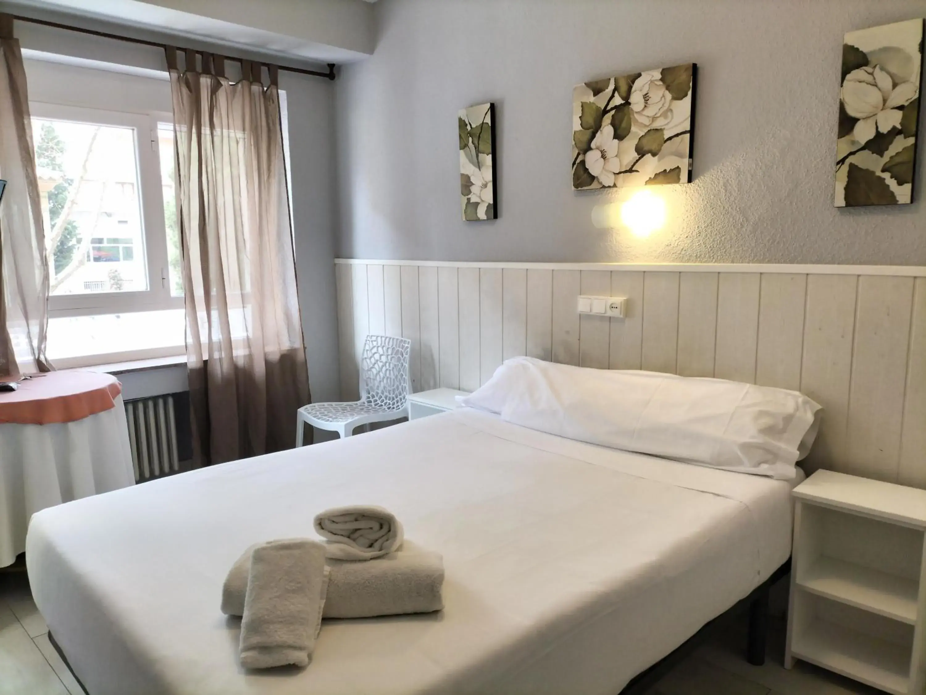 Double Room in Hostal Albero by gaiarooms Double Room in Hostal Albero by gaiarooms