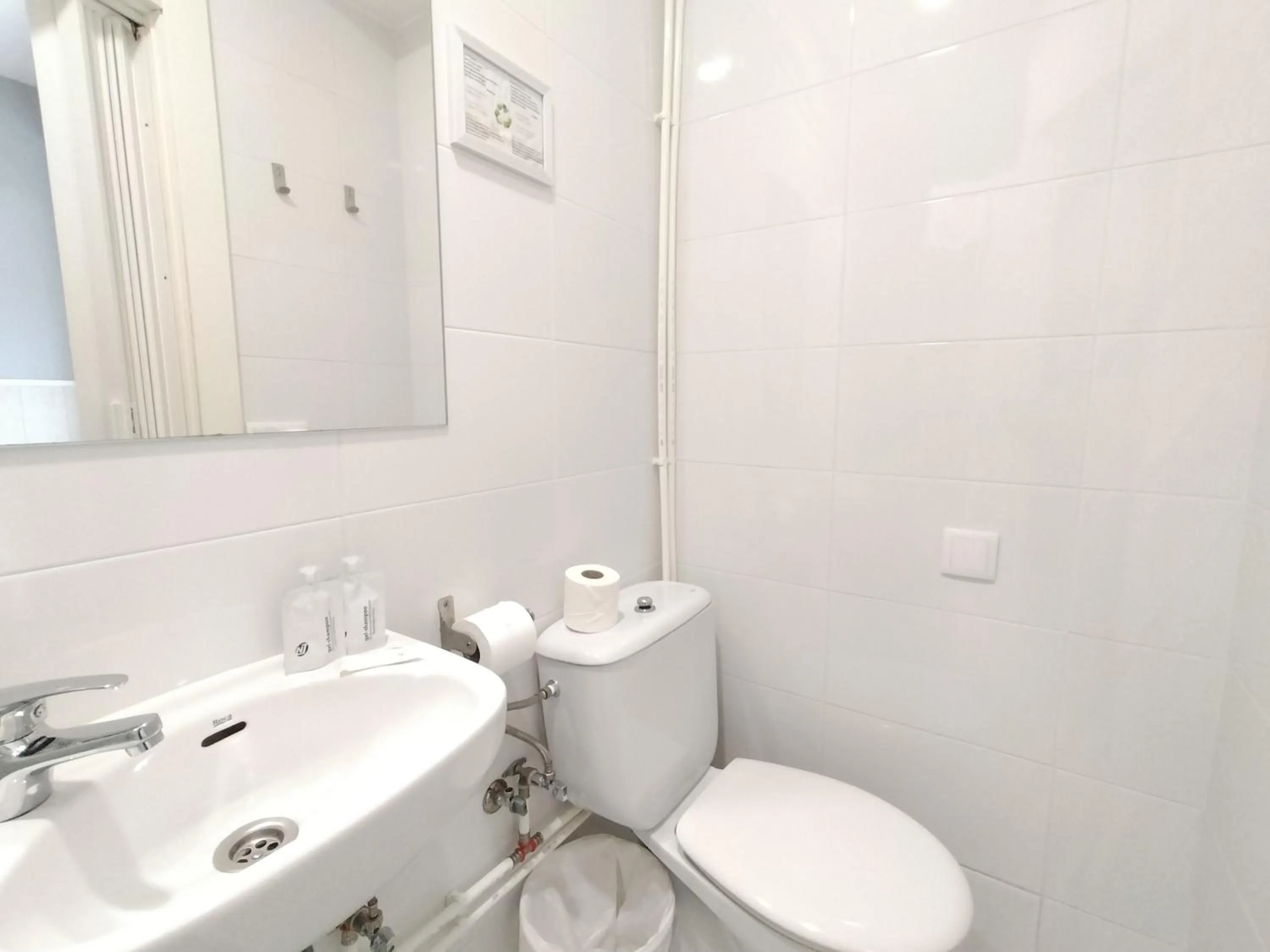 Shower in Hostal Albero by gaiarooms