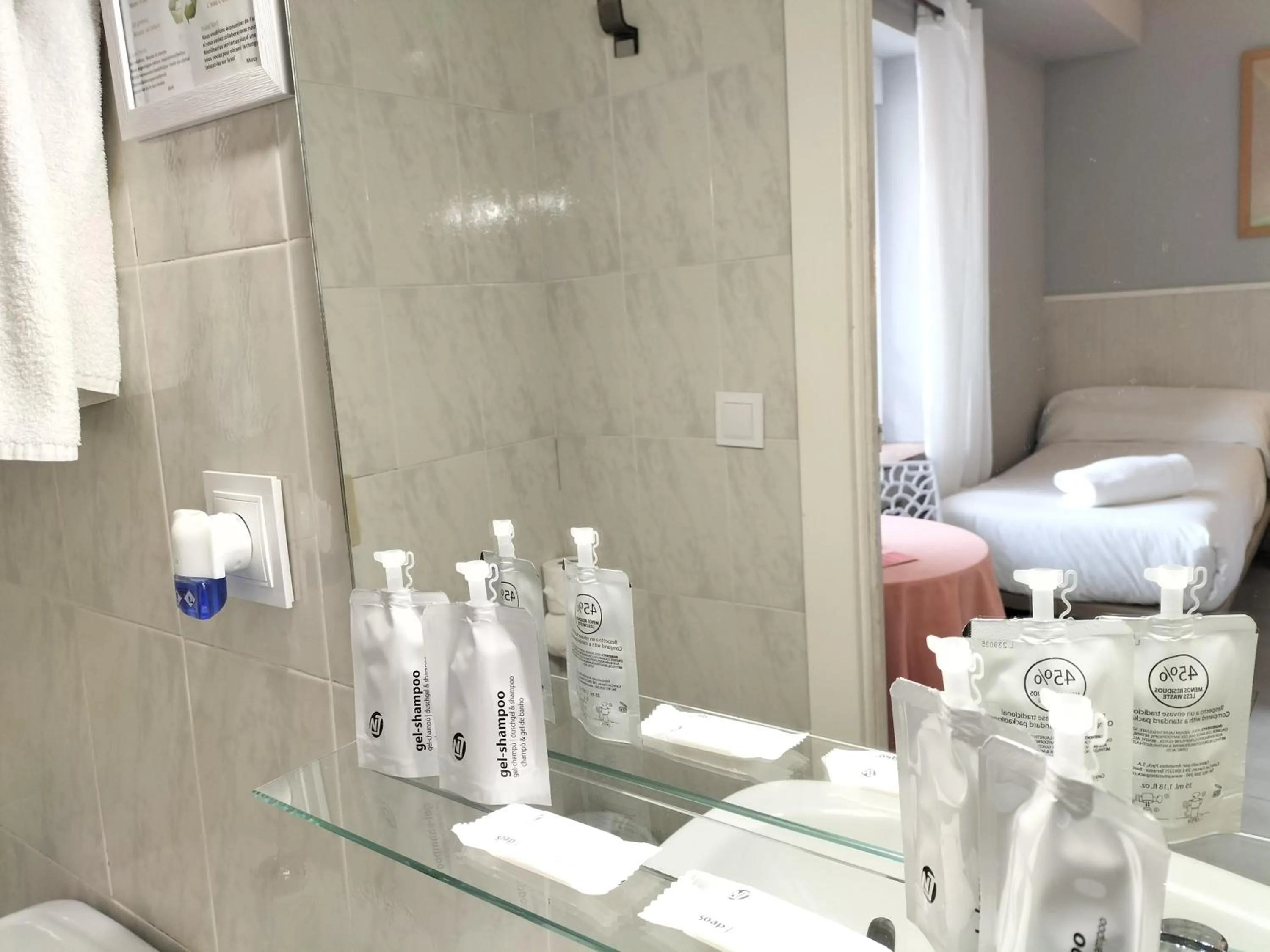 Bathroom in Hostal Albero by gaiarooms