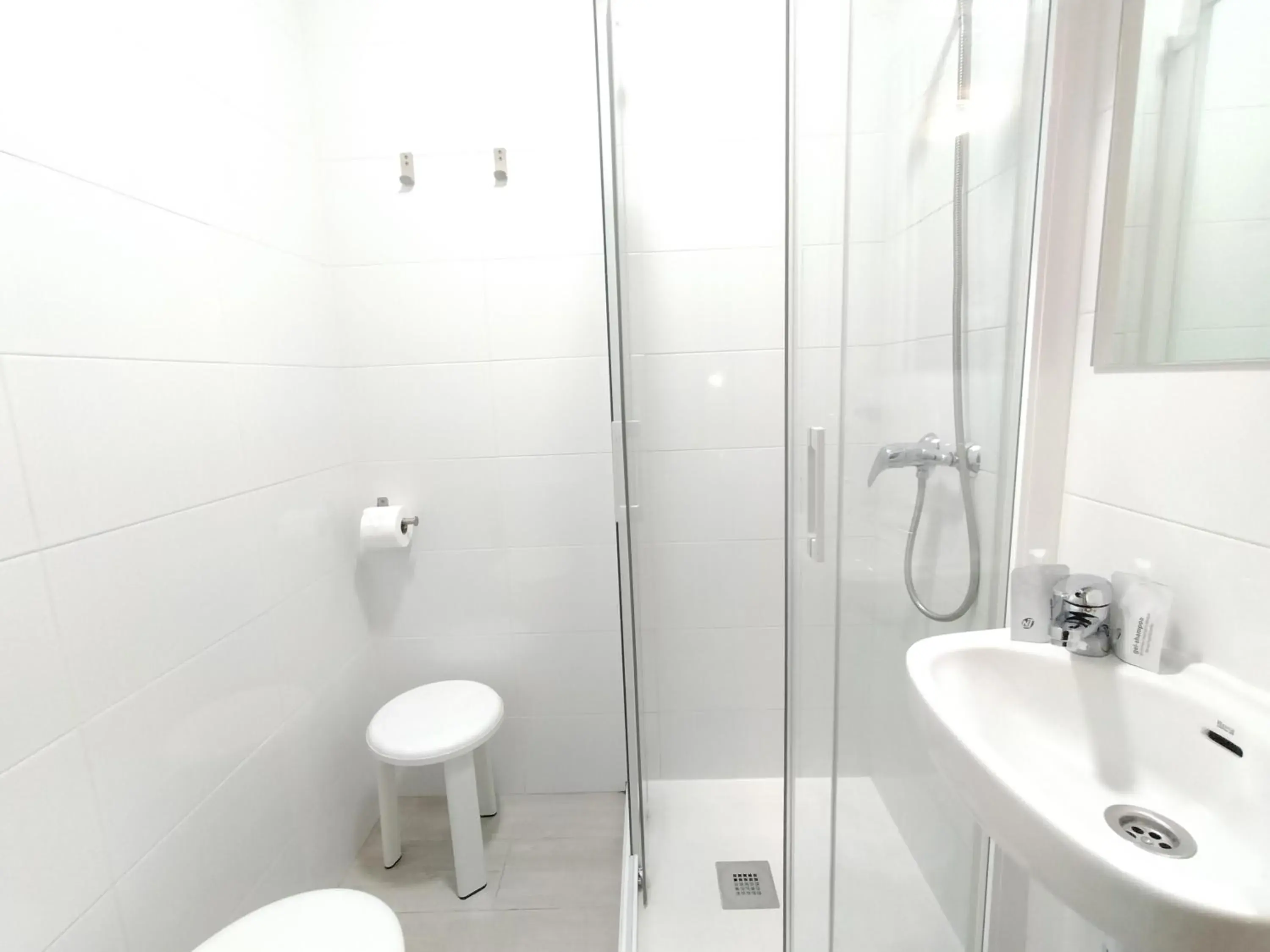 Quadruple Room in Hostal Albero by gaiarooms Quadruple Room in Hostal Albero by gaiarooms