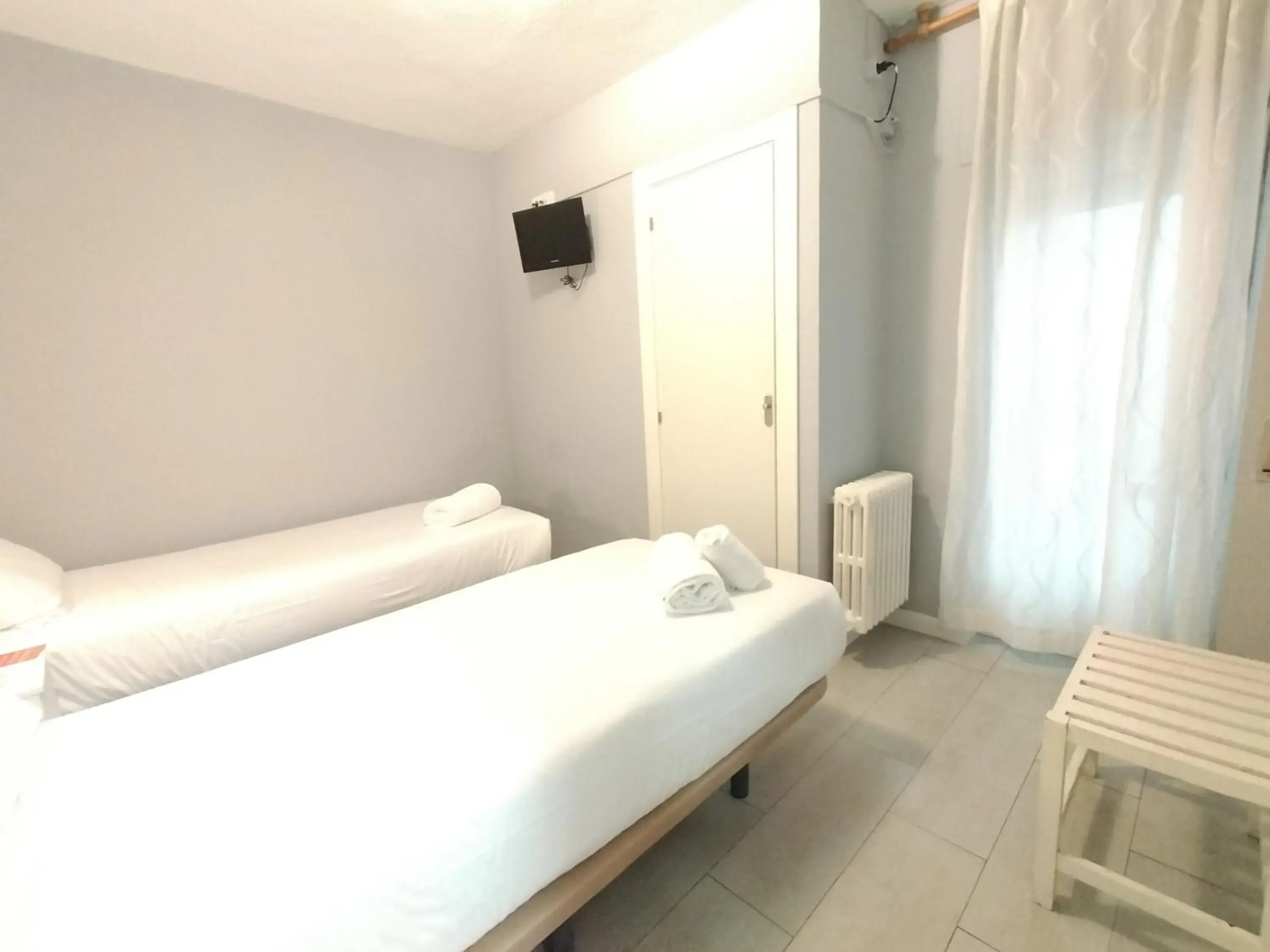 Twin Room in Hostal Albero by gaiarooms Twin Room in Hostal Albero by gaiarooms