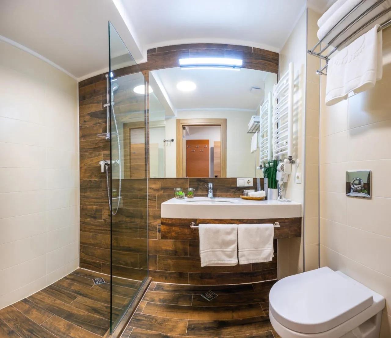 Shower in Orbi Palace Hotel Official