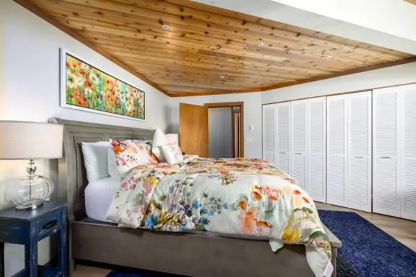 Bed in Little Creek Cove Beach Resort