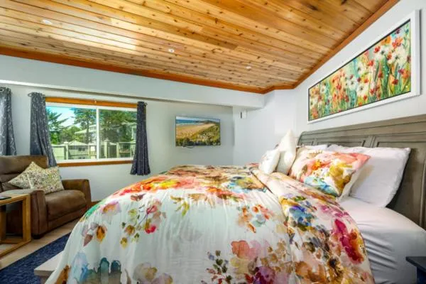 Bed in Little Creek Cove Beach Resort