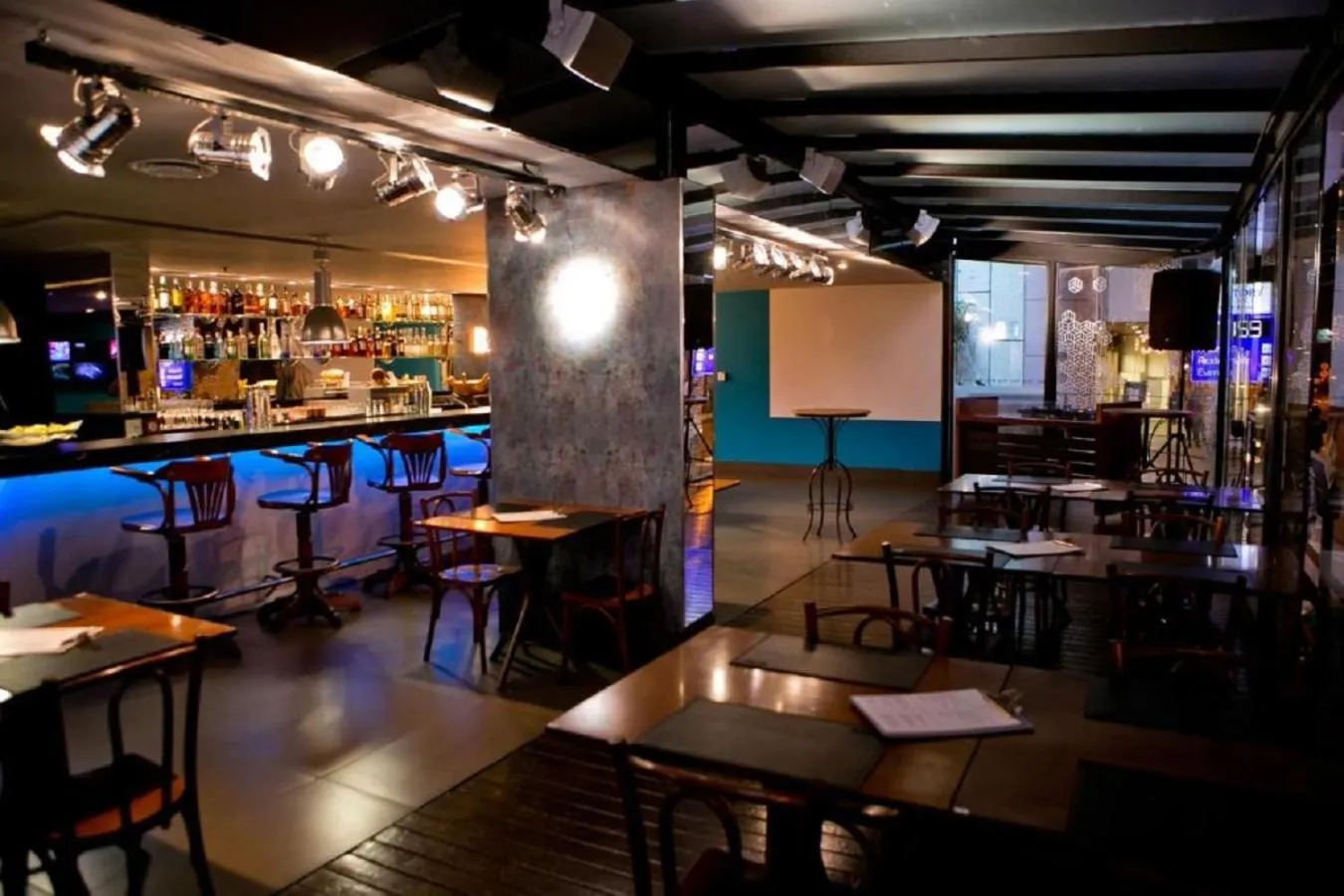 Restaurant/places to eat in Victory Business Hotel