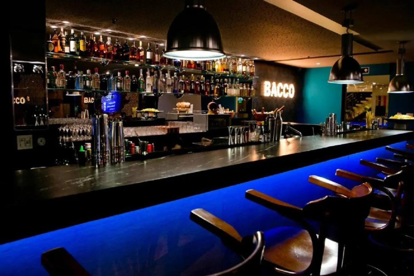 Restaurant/places to eat in Victory Business Hotel