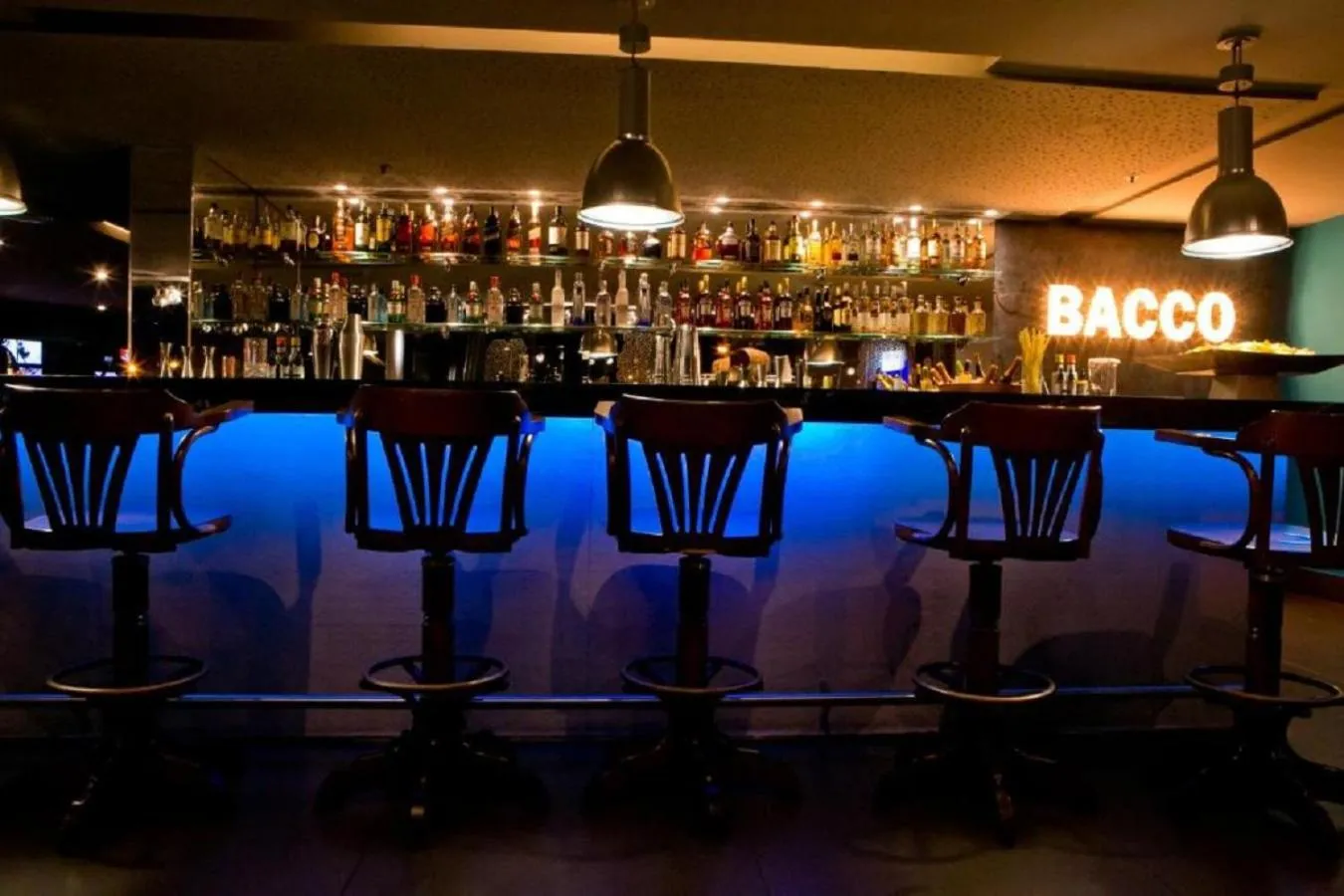 Restaurant/places to eat in Victory Business Hotel