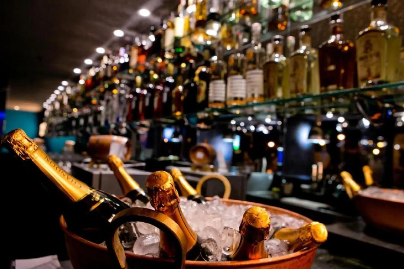 Restaurant/places to eat in Victory Business Hotel