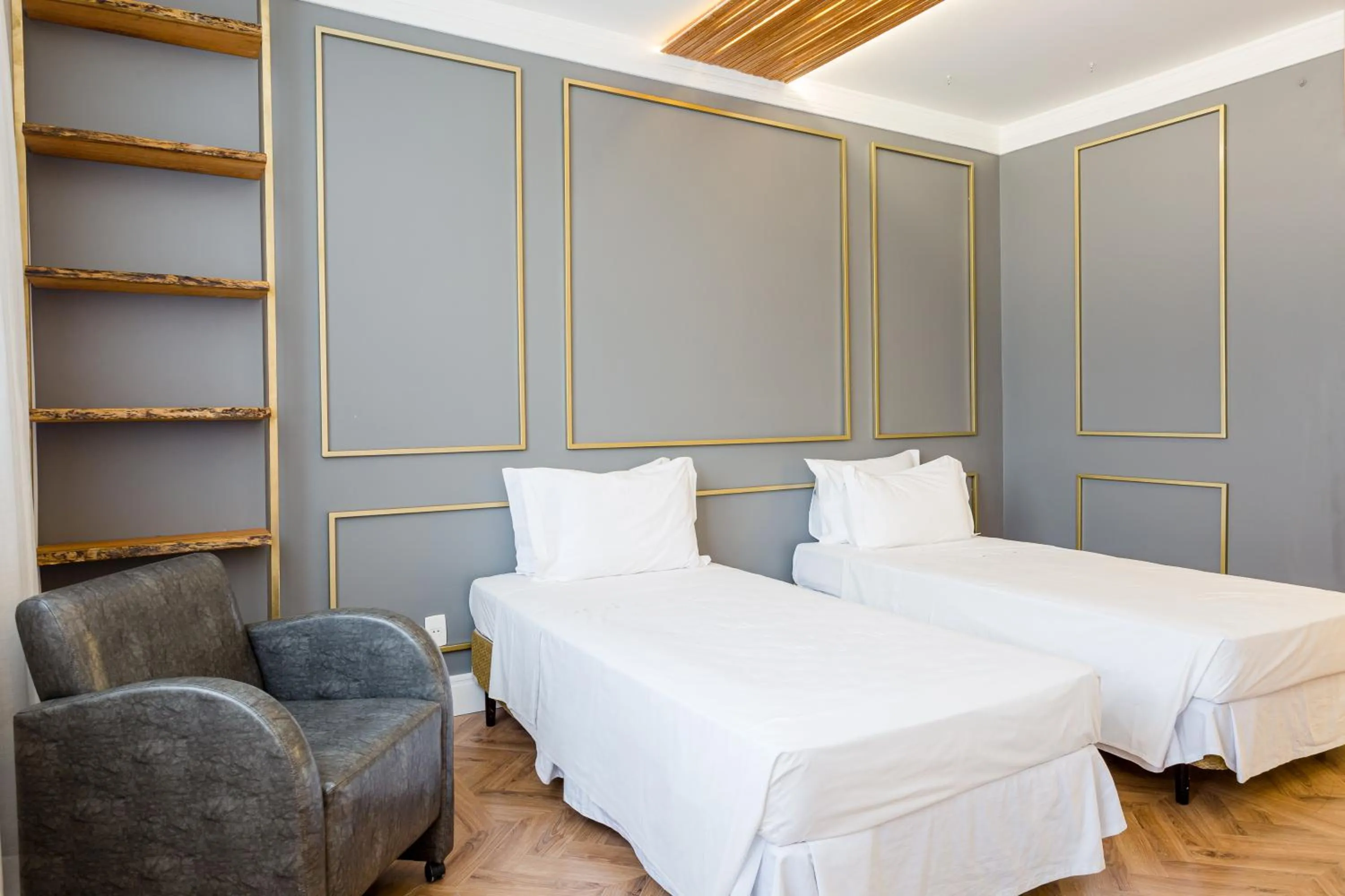 Bed in Victory Business Hotel