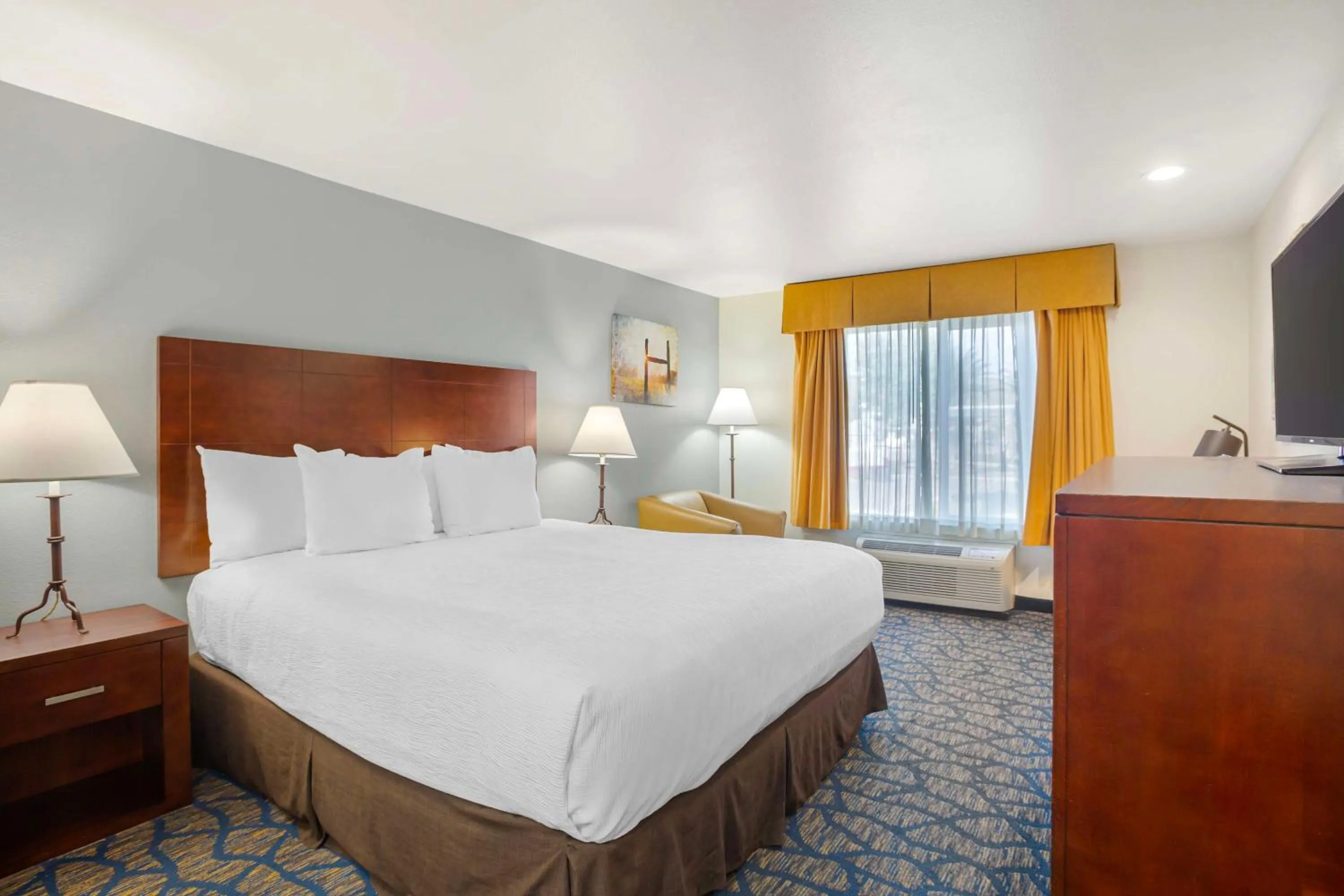 Bedroom, Bed in Best Western Plus Villa Del Lago Inn Patterson