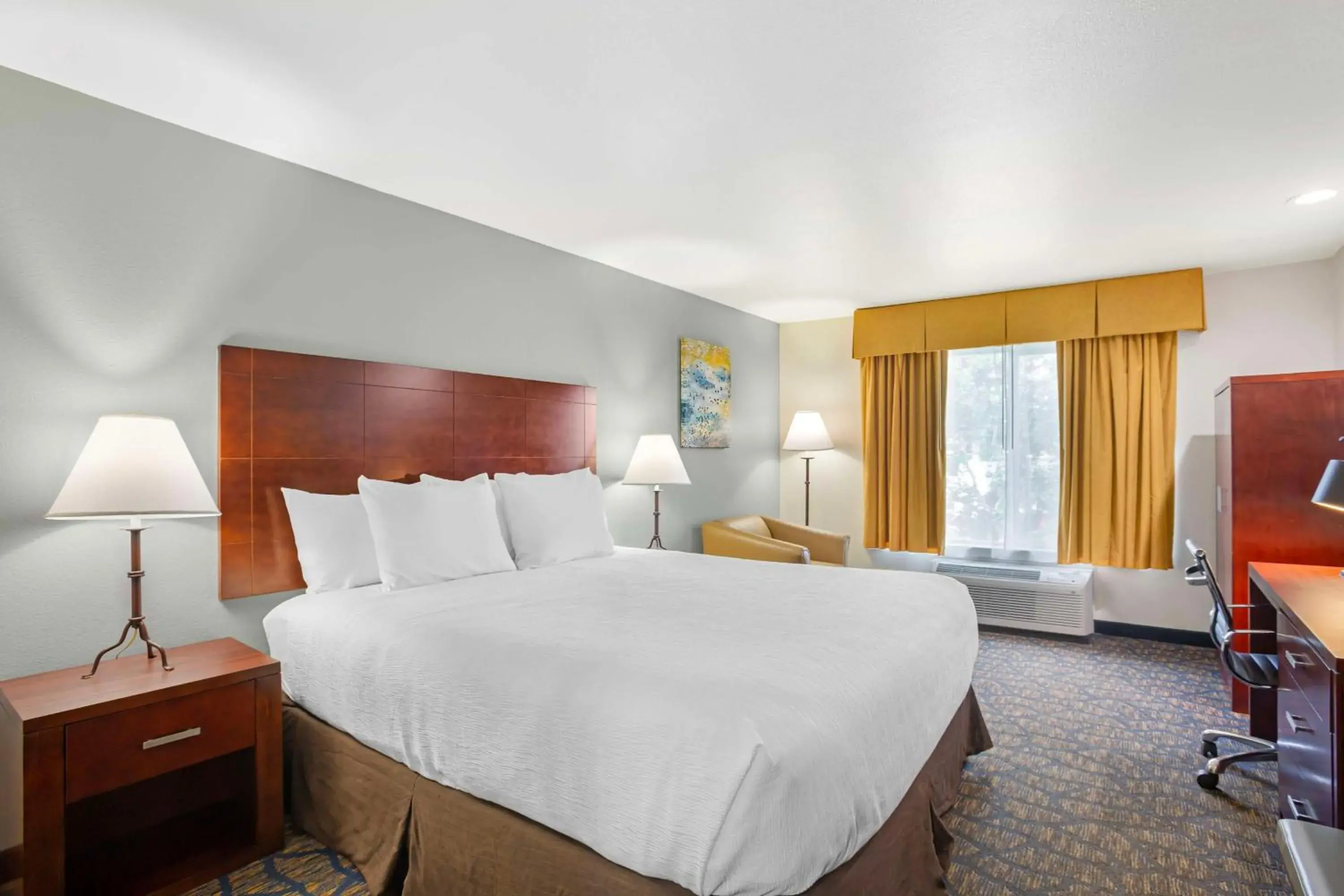 Bedroom, Bed in Best Western Plus Villa Del Lago Inn Patterson Bedroom, Bed in Best Western Plus Villa Del Lago Inn Patterson