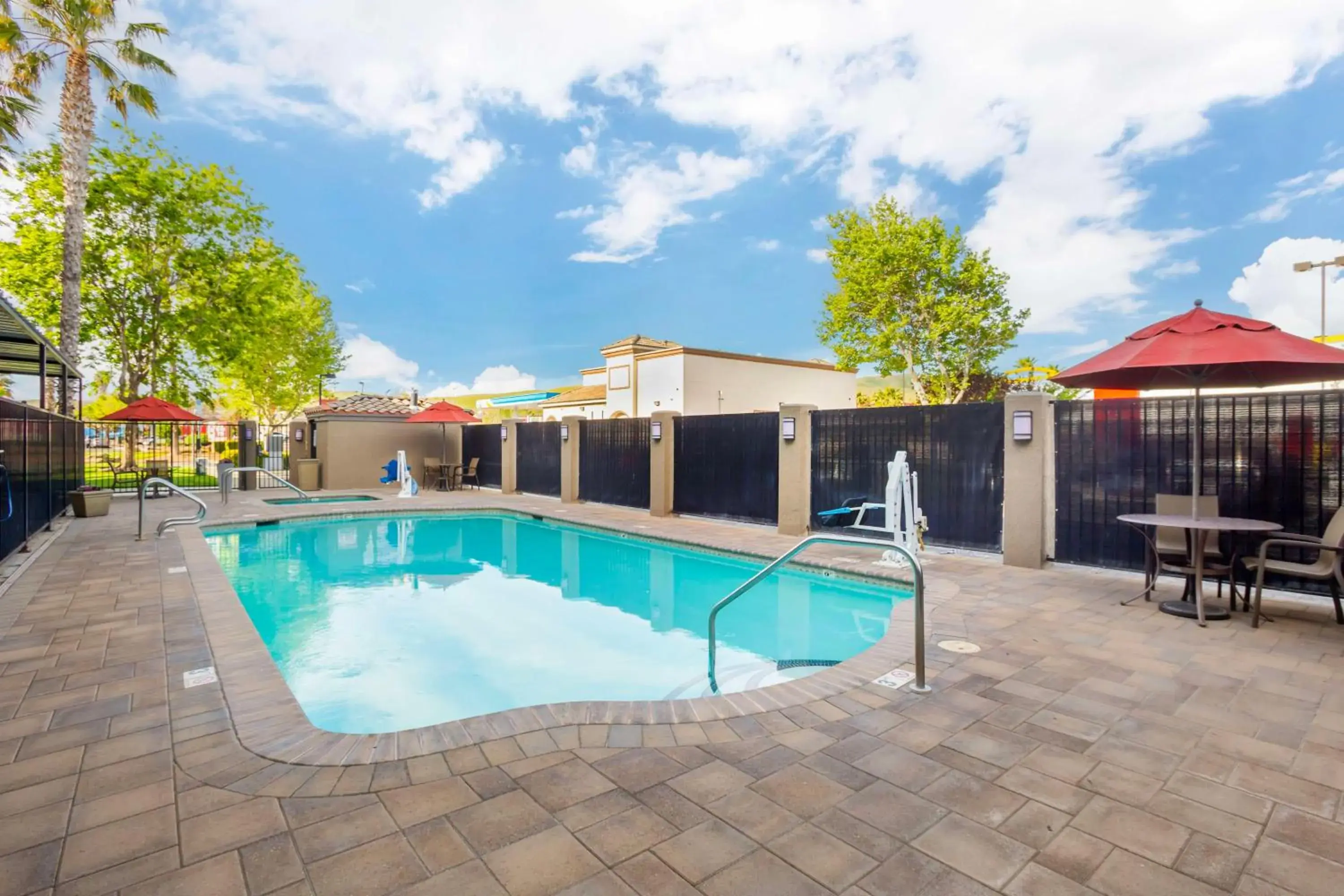 Pool view in Best Western Plus Villa Del Lago Inn Patterson Pool view in Best Western Plus Villa Del Lago Inn Patterson