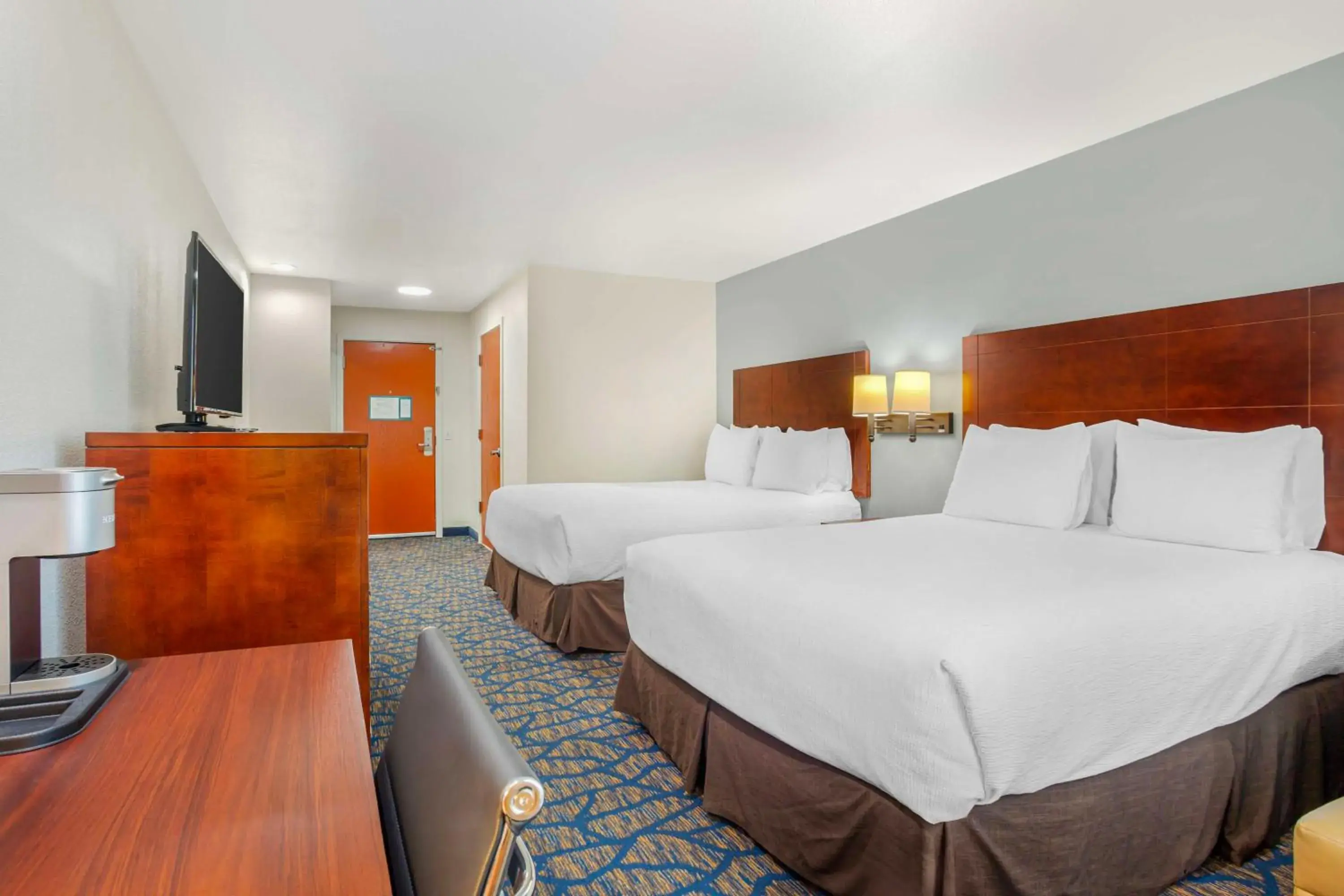 Queen Room with Two Queen Beds in Best Western Plus Villa Del Lago Inn Patterson Queen Room with Two Queen Beds in Best Western Plus Villa Del Lago Inn Patterson