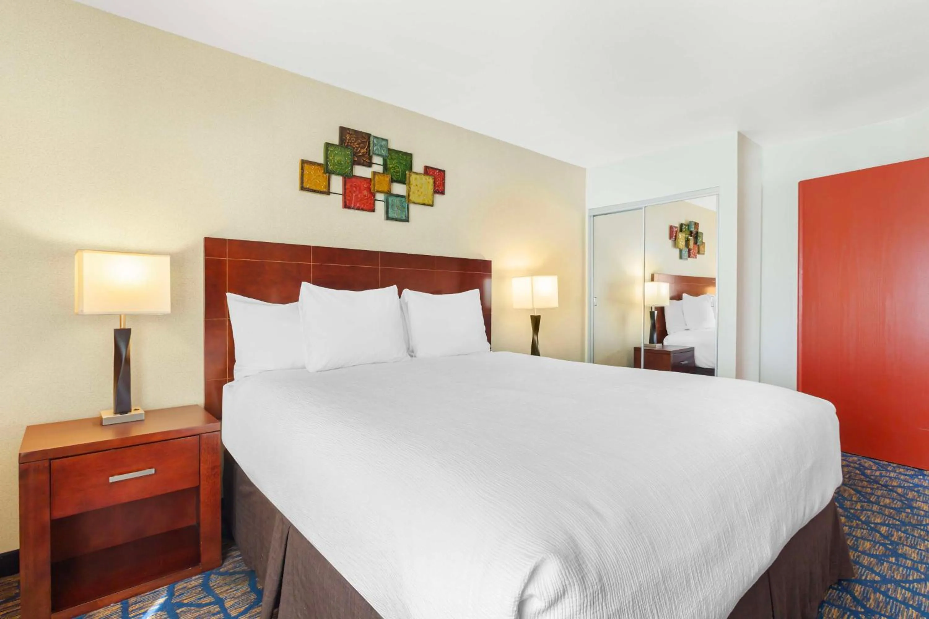 Bedroom, Bed in Best Western Plus Villa Del Lago Inn Patterson