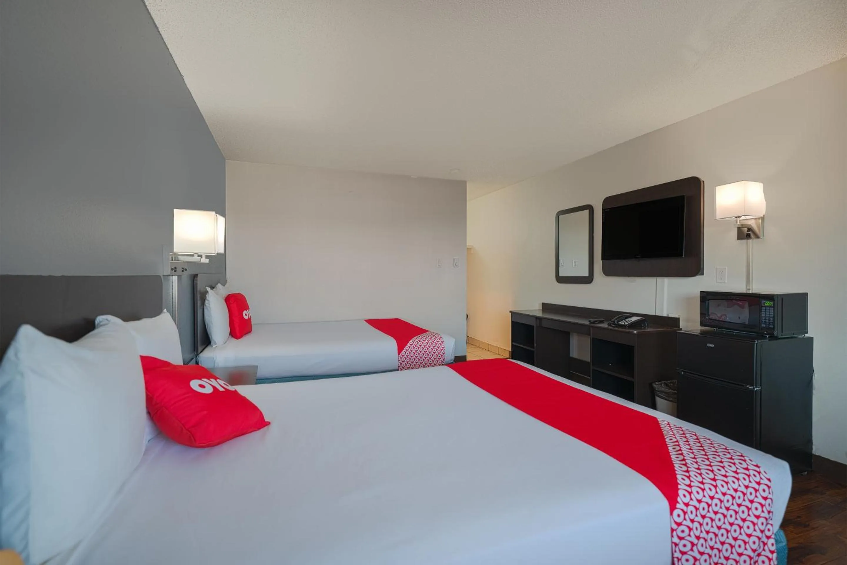 Bedroom, Bed in OYO Hotel St Helens OR