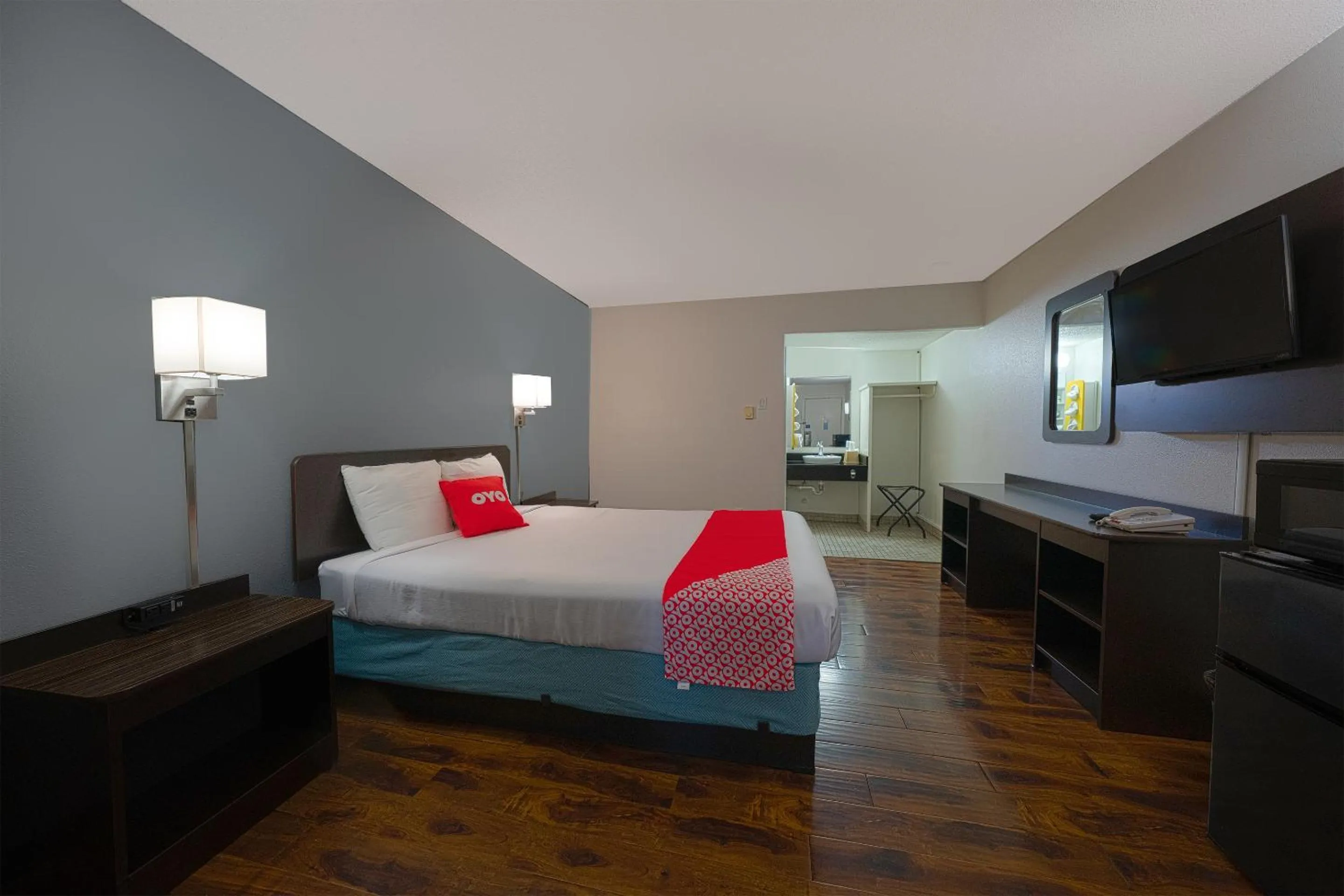 Bedroom, Bed in OYO Hotel St Helens OR