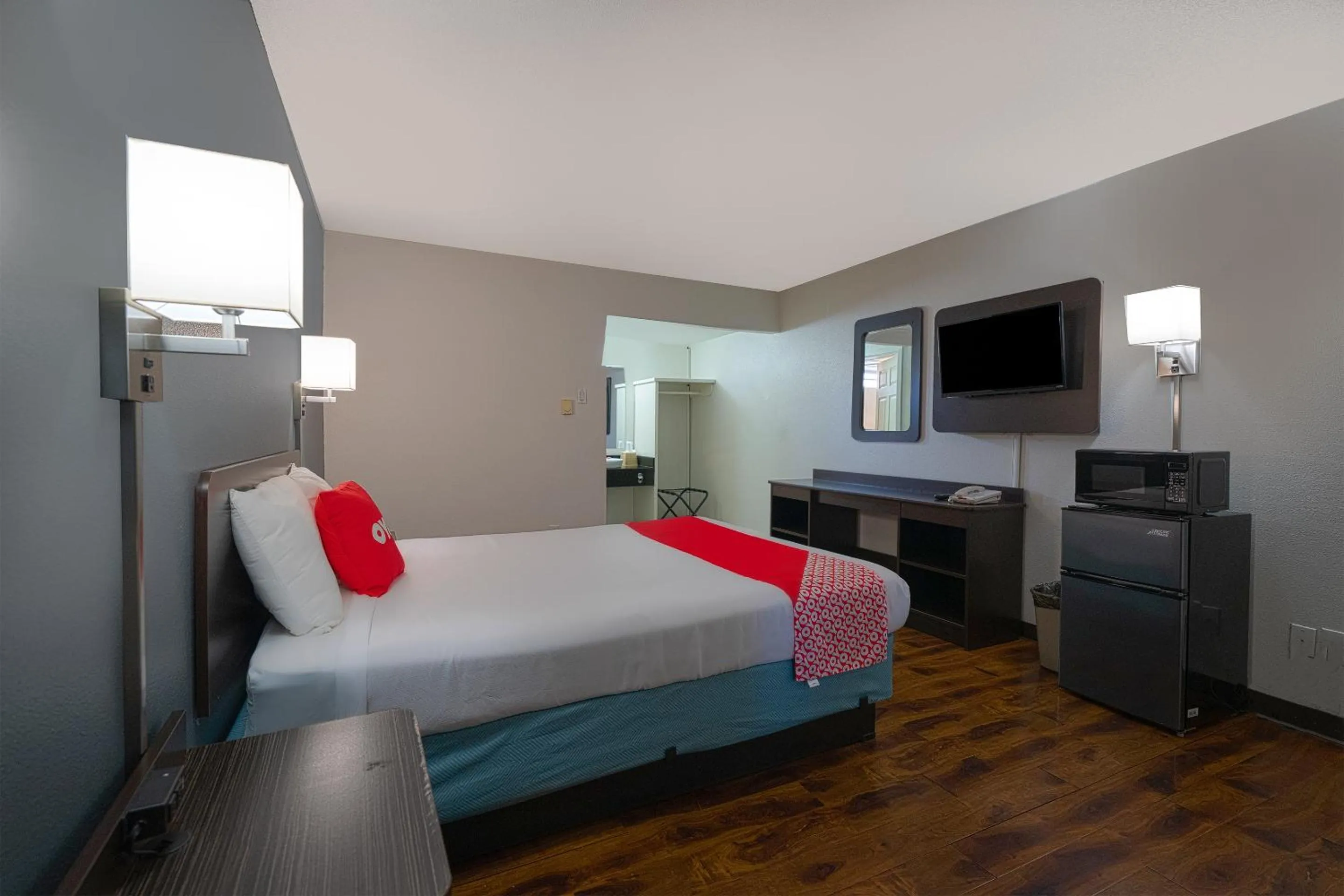 Bedroom, Bed in OYO Hotel St Helens OR