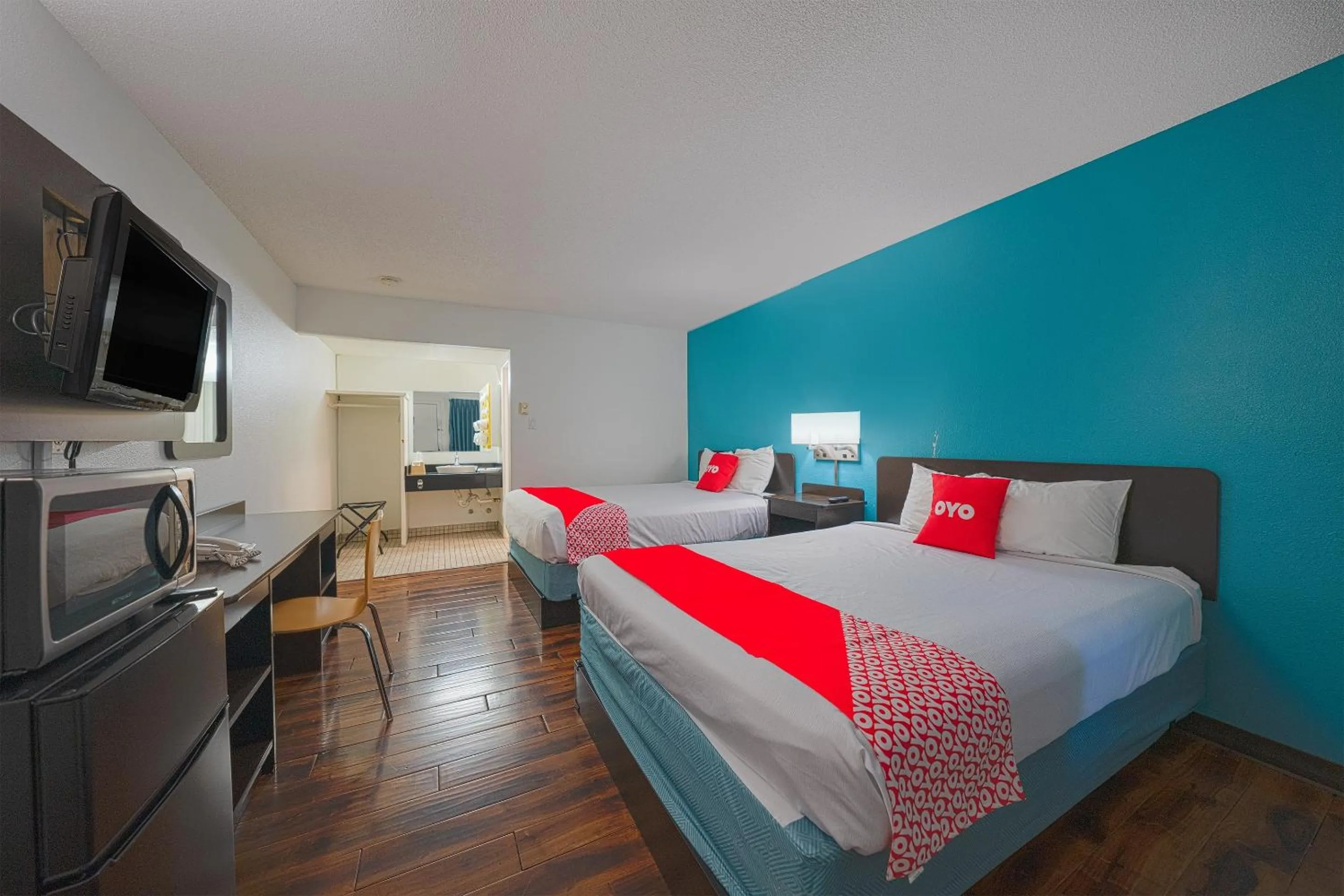 Bedroom, Bed in OYO Hotel St Helens OR