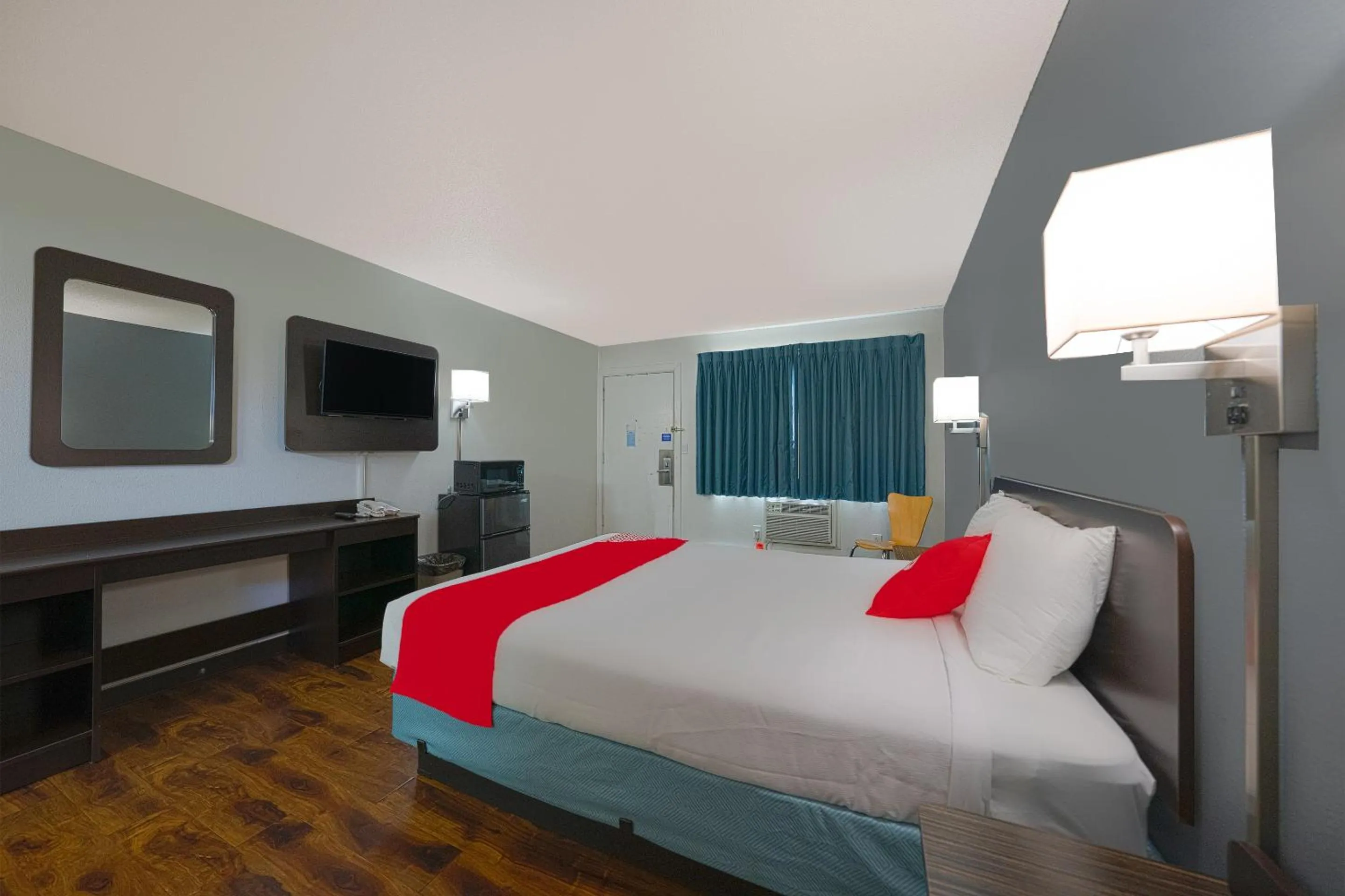 Bedroom, Bed in OYO Hotel St Helens OR