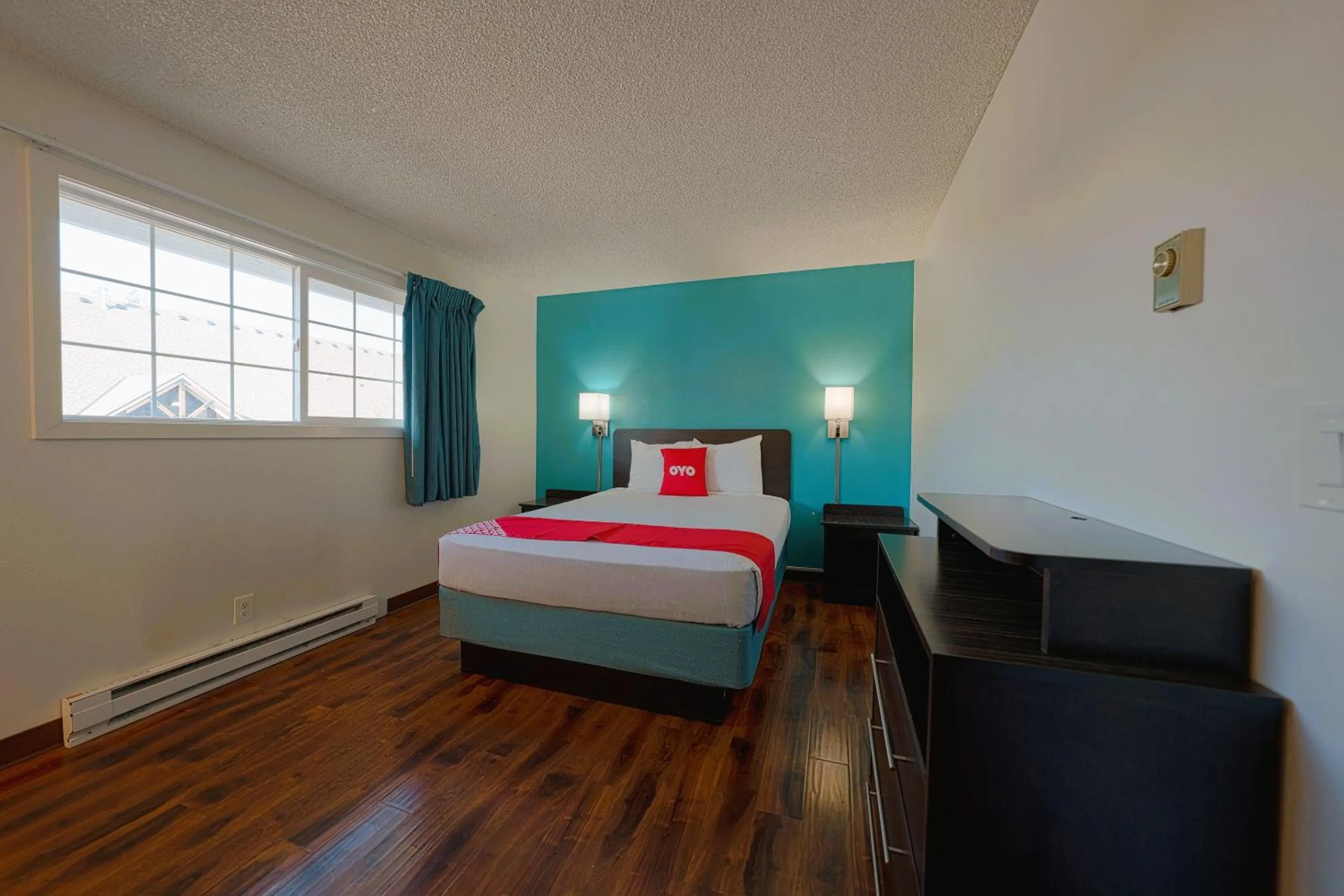 Bedroom, Bed in OYO Hotel St Helens OR