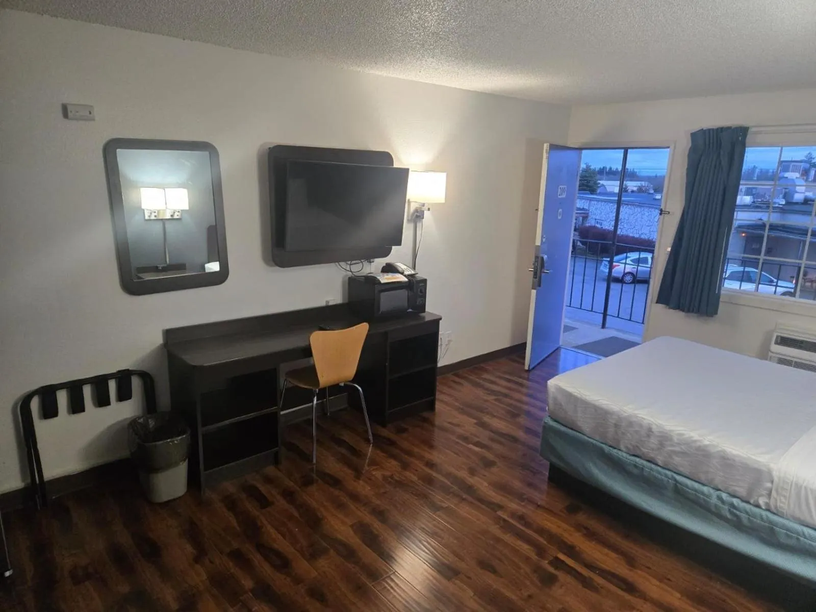 Bedroom, Bed in OYO Hotel St Helens OR