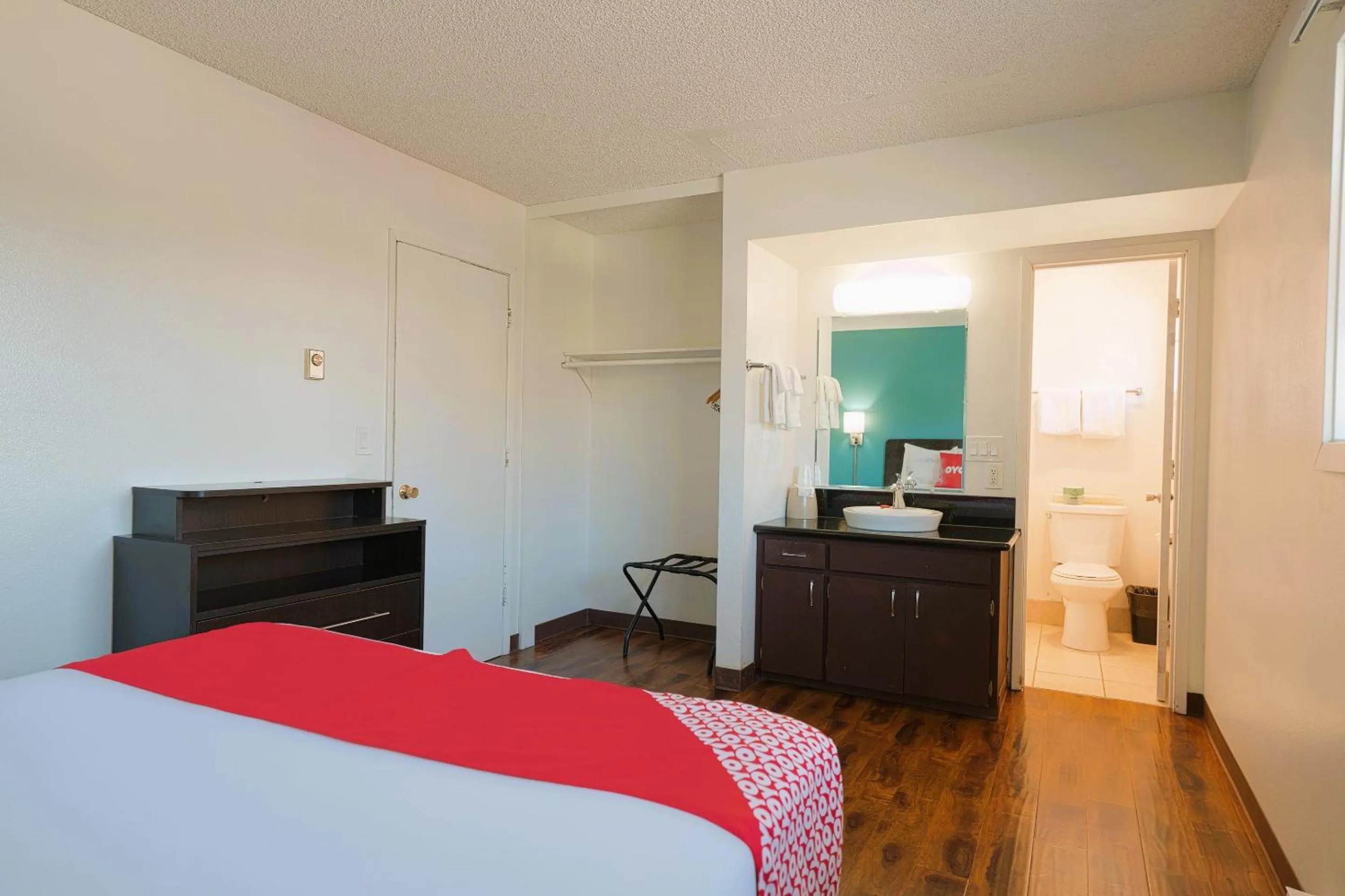 Bedroom, Bed in OYO Hotel St Helens OR