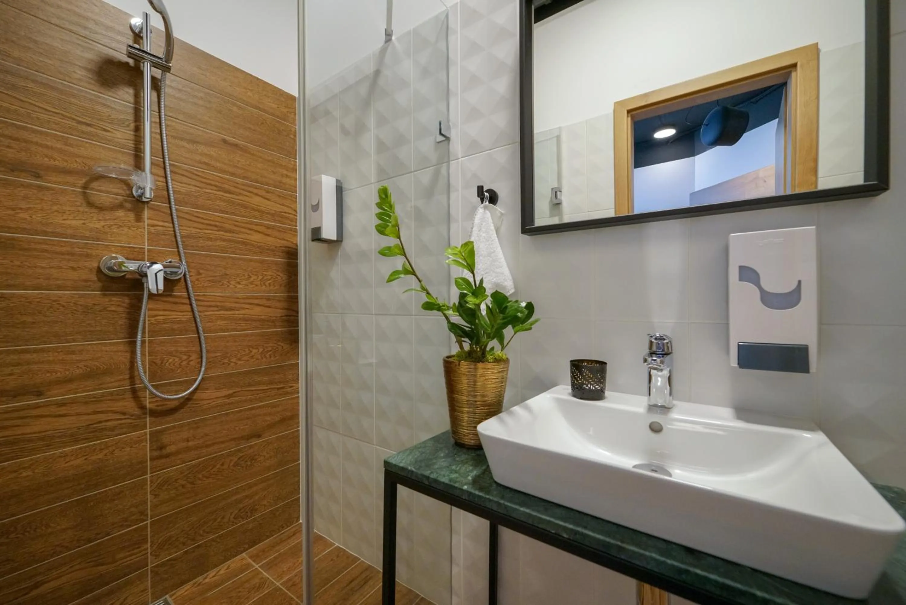 Shower in CHORS like a hotel - Capsule & NFT Boutique Hostel Bratislava - City Center